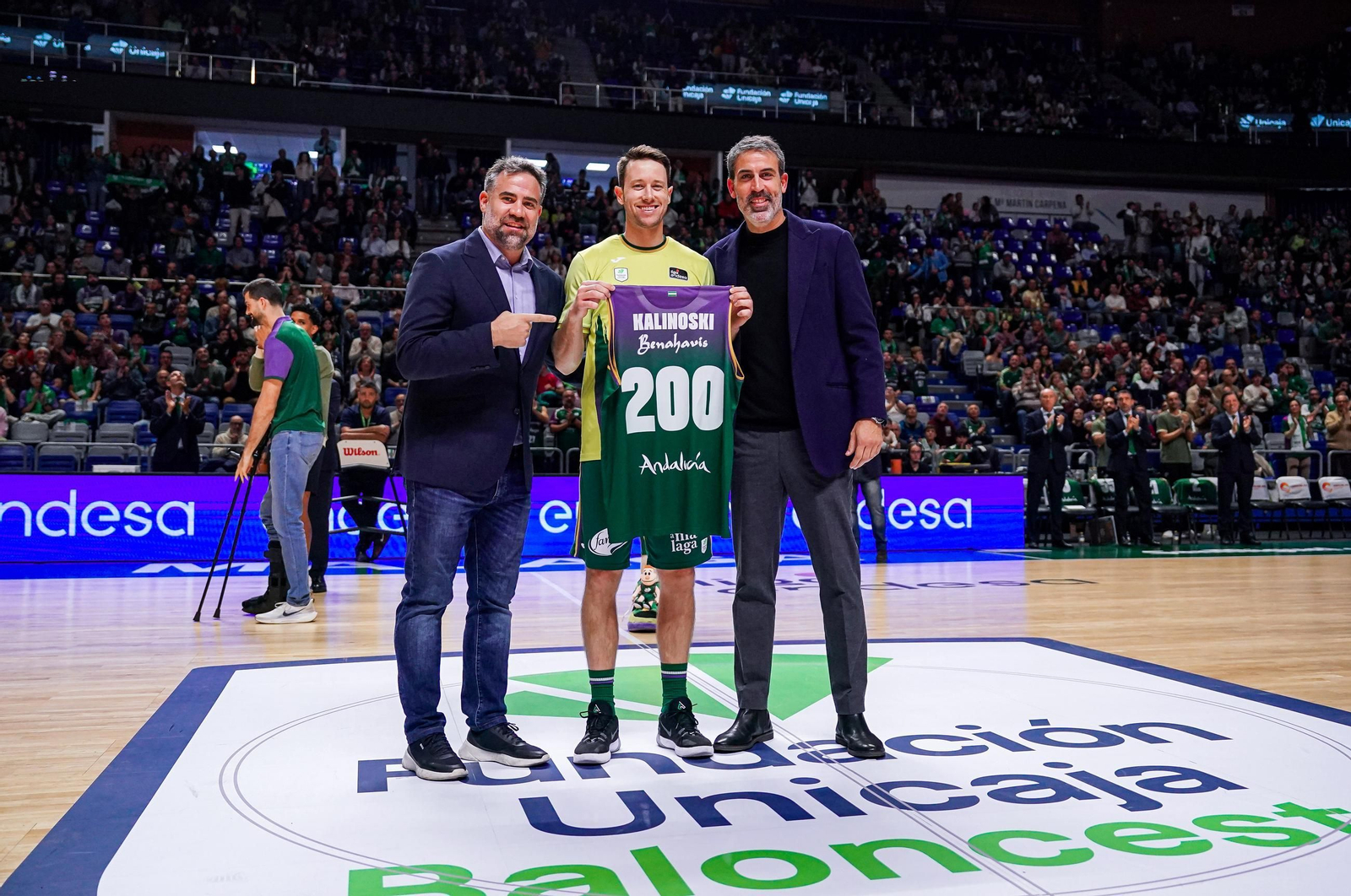 Tyler Kalinoski, con Cabezas y Berni.