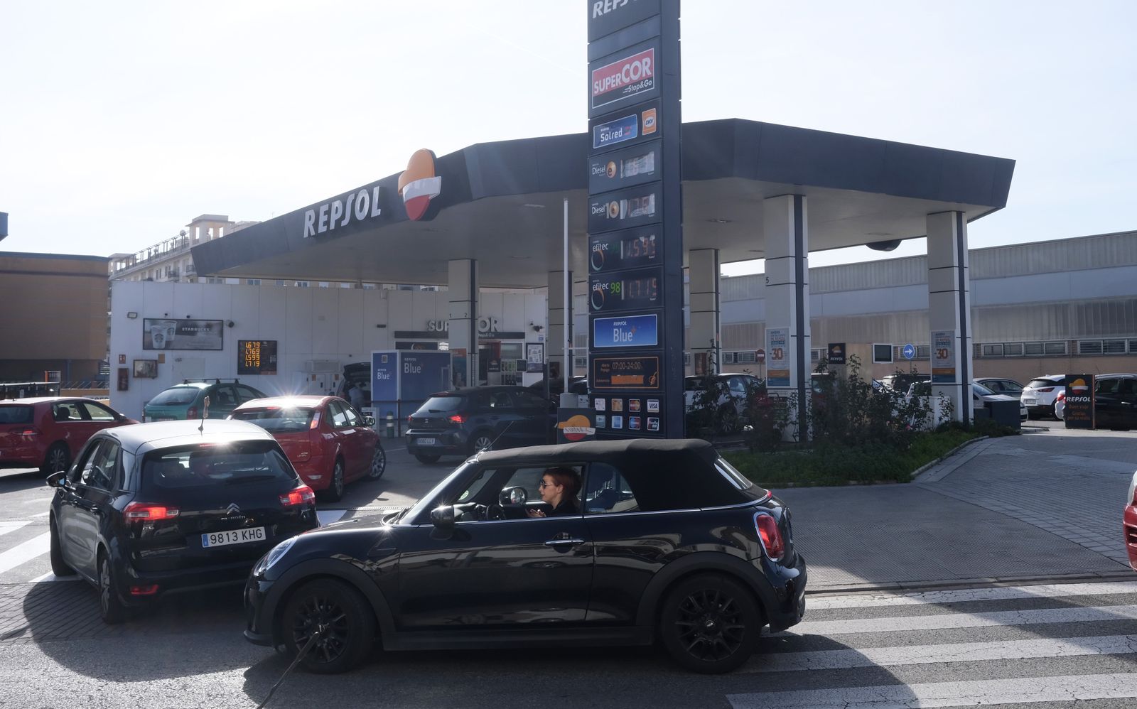 Las colas en las gasolineras de Córdoba antes del fin de la bonificación del Gobierno, en imágenes