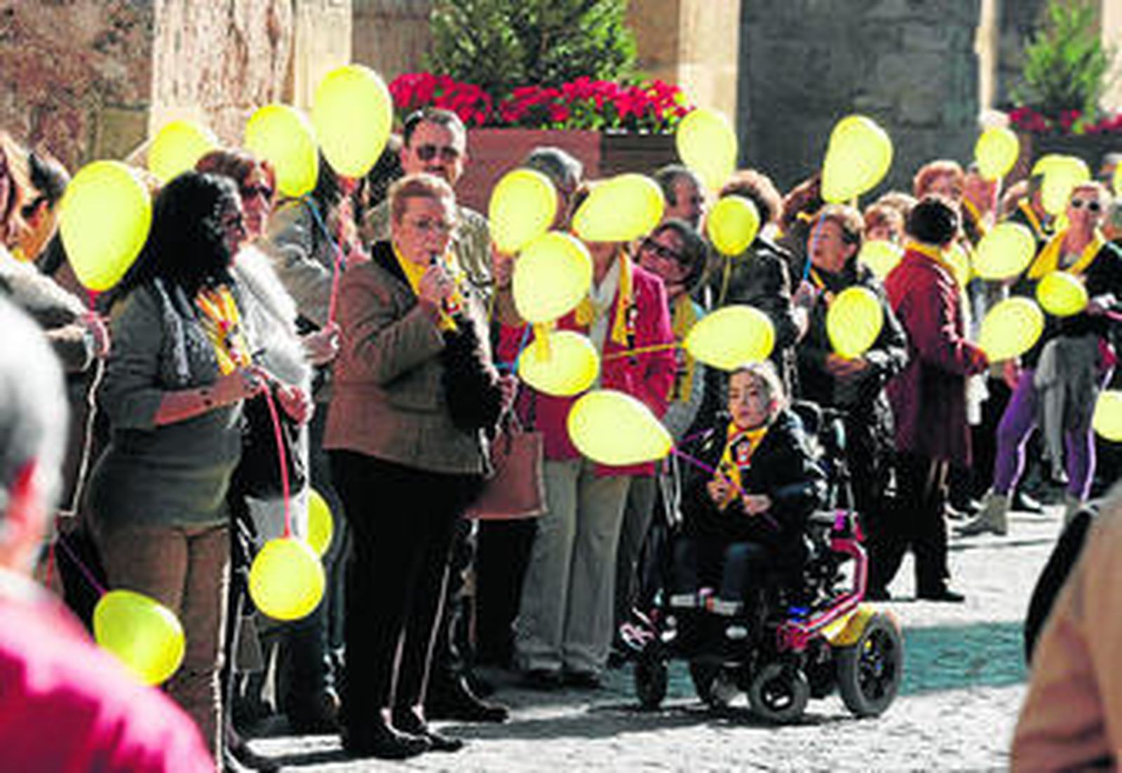 Los participantes de la iniciativa, ayer durante la formación de la cadena humana.