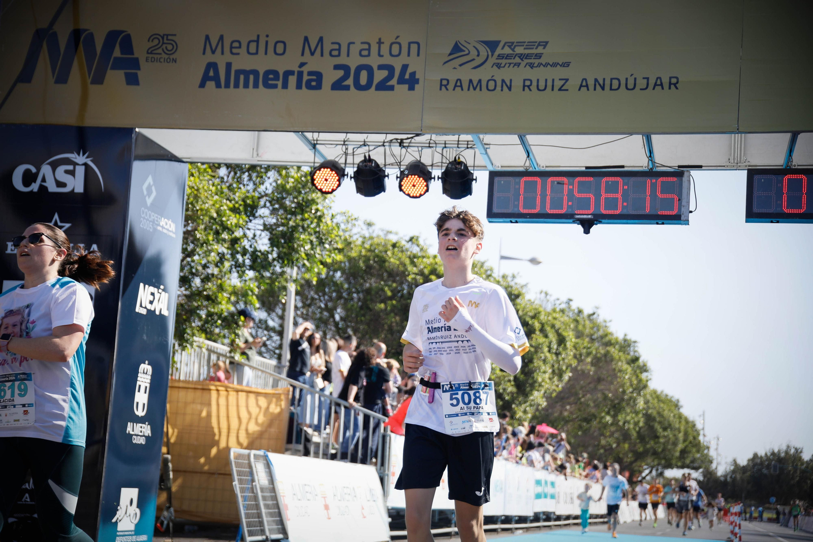 Imágenes de la llegada de la Media maratón Ciudad de Almería