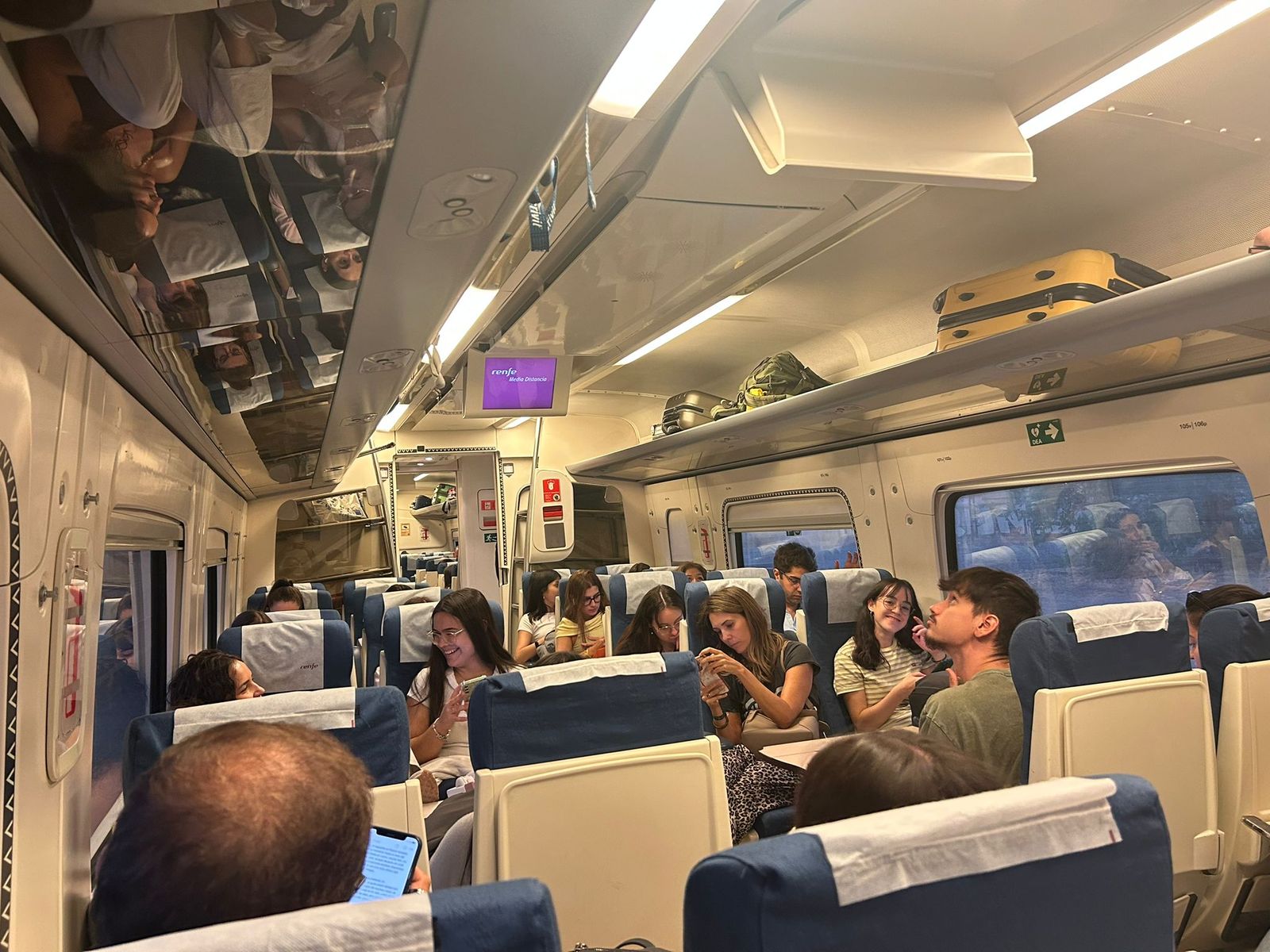 Pasajeros esperan a que el tren reanude su marcha.