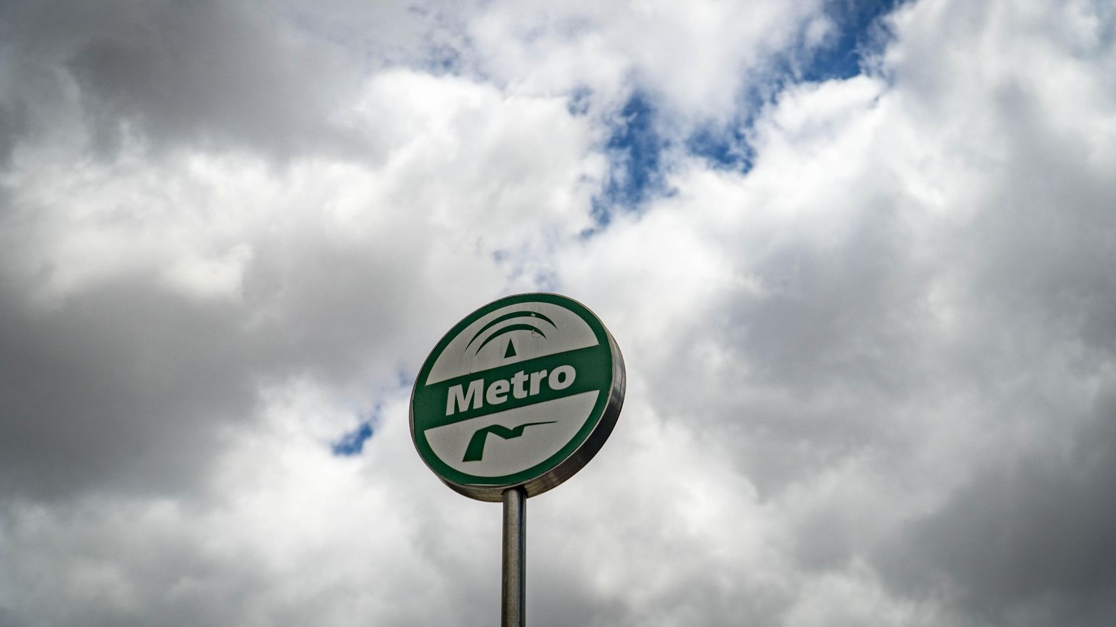 Un cartel del Metro de Sevilla.