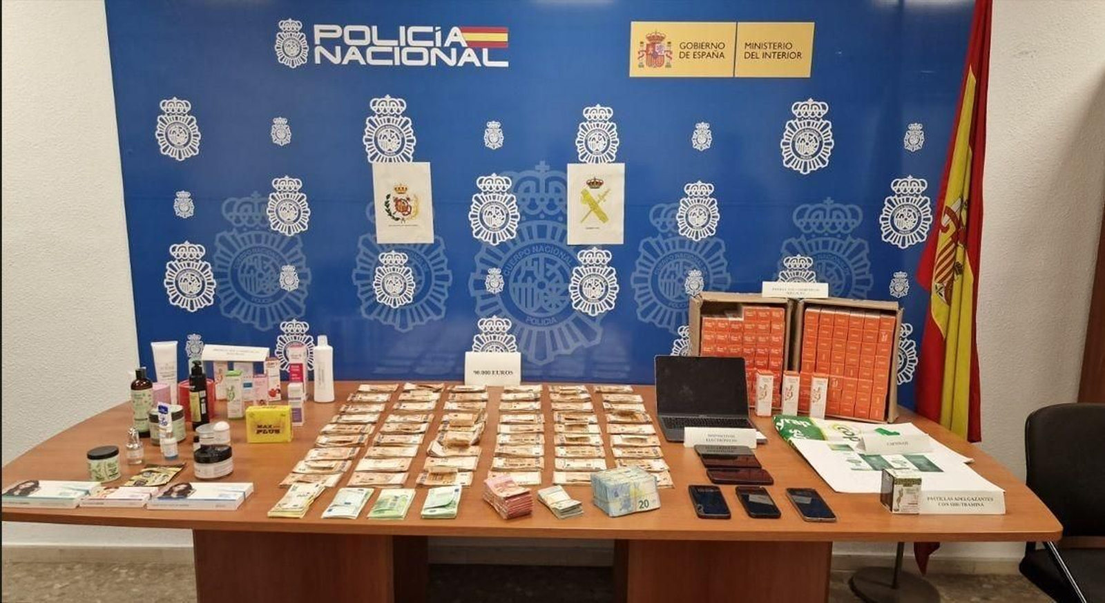 Dinero y material incautado en una operación contra la venta ilegal de pastillas adelgazantes Dinero y material incautado en una operación contra la venta ilegal de pastillas adelgazantes