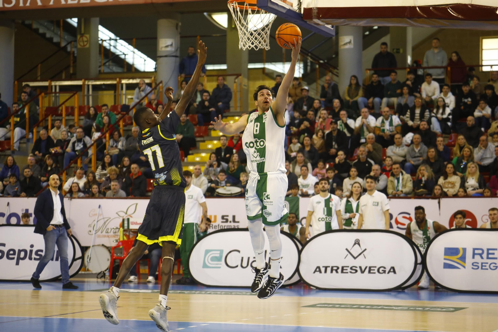 Las mejores fotos del ambiente en Vista Alegre para el Coto Córdoba - UDEA Algeciras