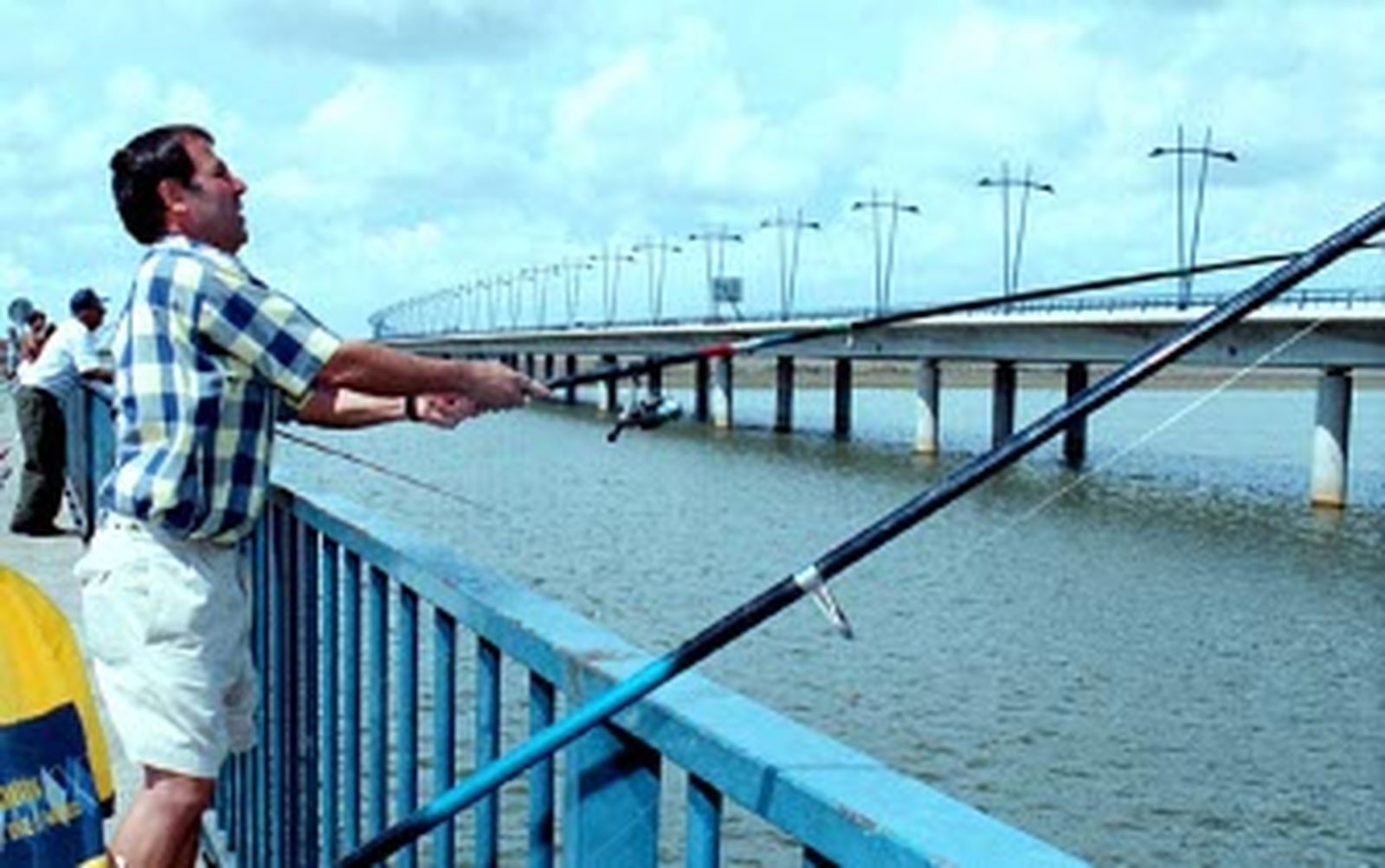 La Policía comienza a poner multas por pescar en el Puente Sifón