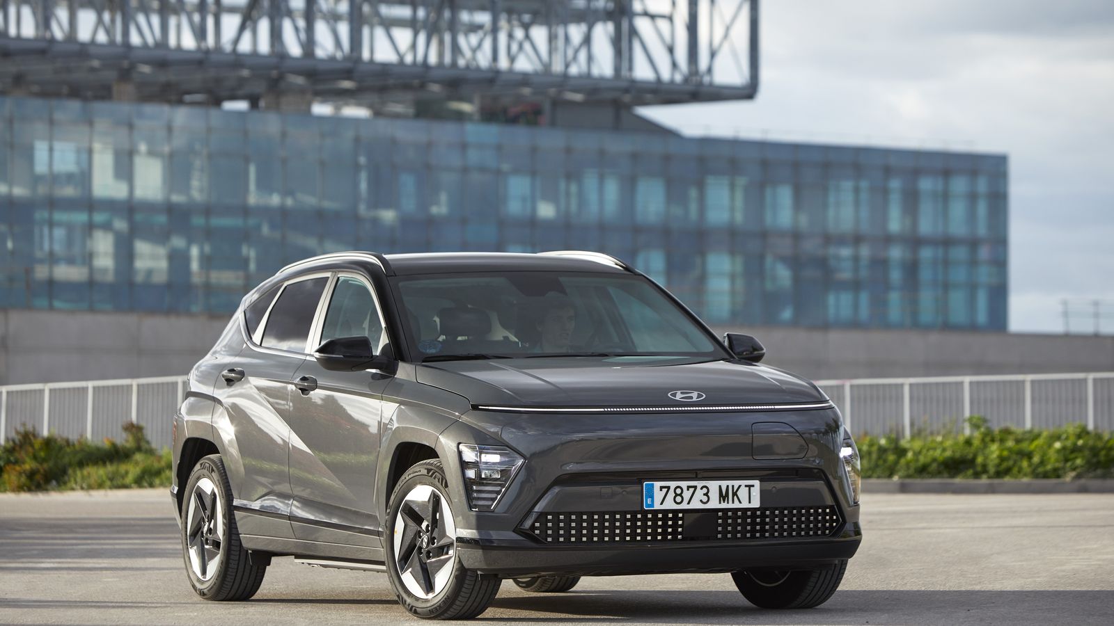 Entre sus rivales están modelos como los Mazda MX-30, Peugeot E-2008, Volvo C40 y EX30, Honda e:NY1, Lexus UX300e y, por supuesto, también su alter ego en Kia, el e-Niro, éste a la venta con un único sistema de propulsión eléctrico.