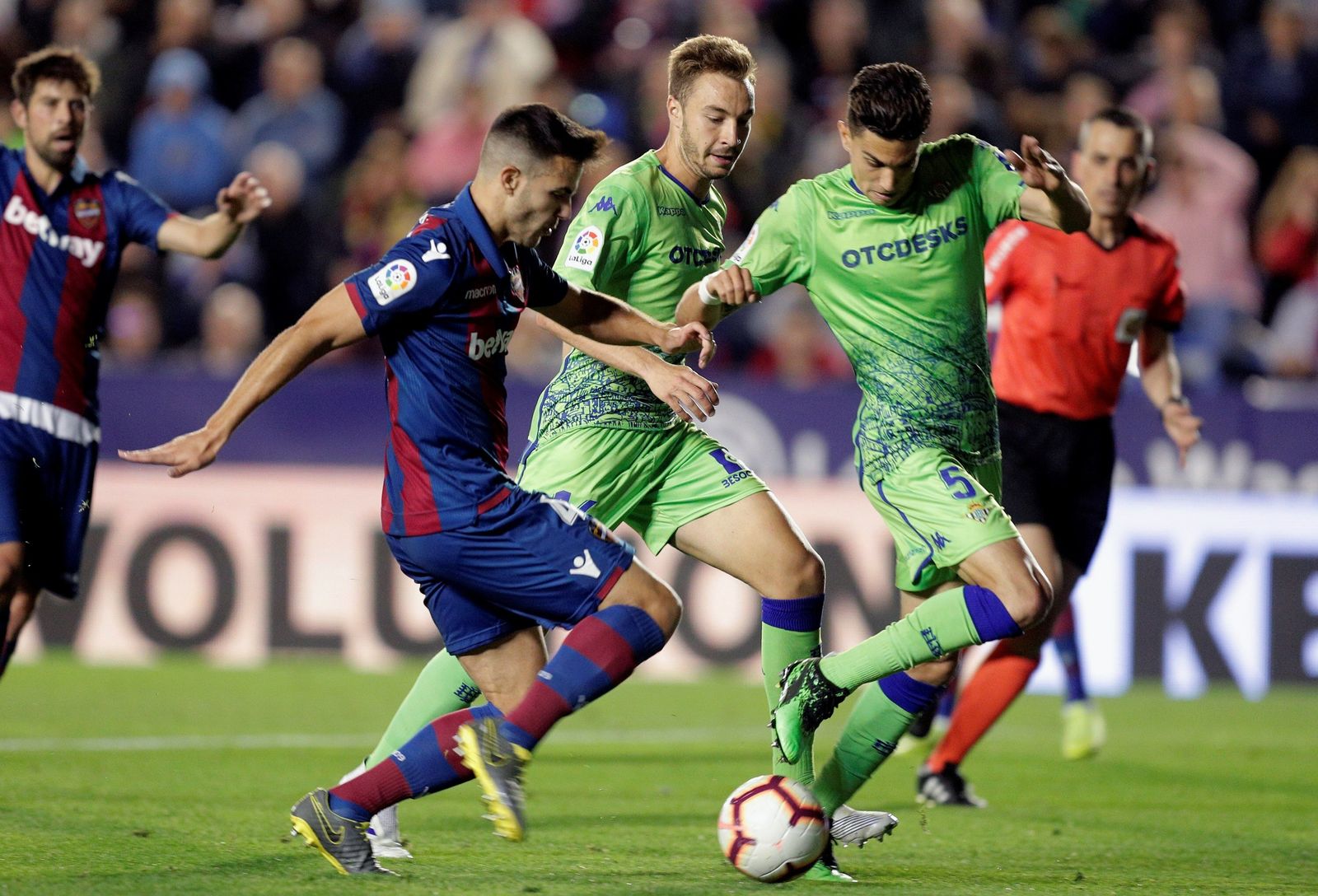 Róber Pier intenta superar a Marc Bartra.