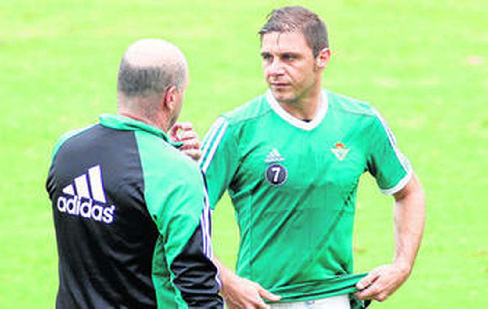 Pepe Mel dialoga con Joaquín durante un entrenamiento del Betis.
