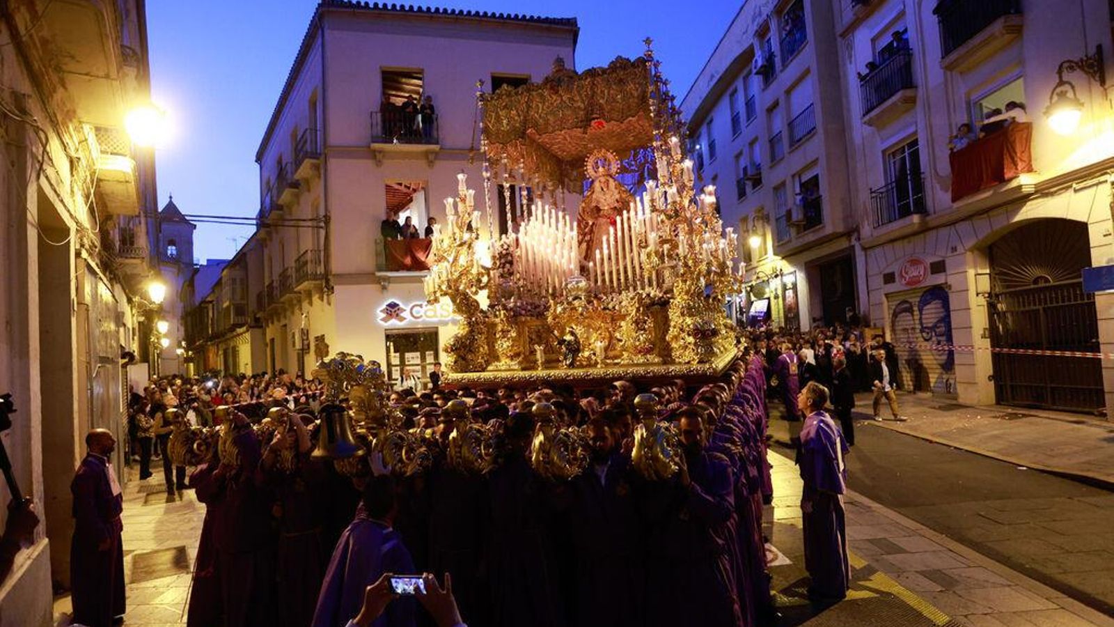 María Santísima de Consolación y Lágrimas sale de su casa hermandad. María Santísima de Consolación y Lágrimas sale de su casa hermandad.