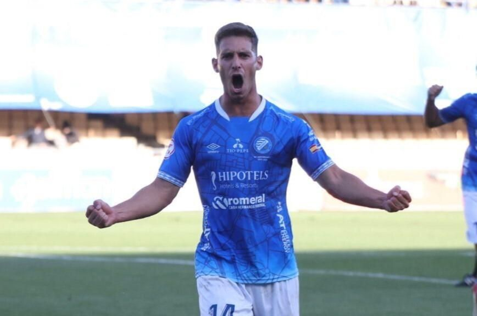 Álvaro Martínez celebra un gol del equipo esta temporada.