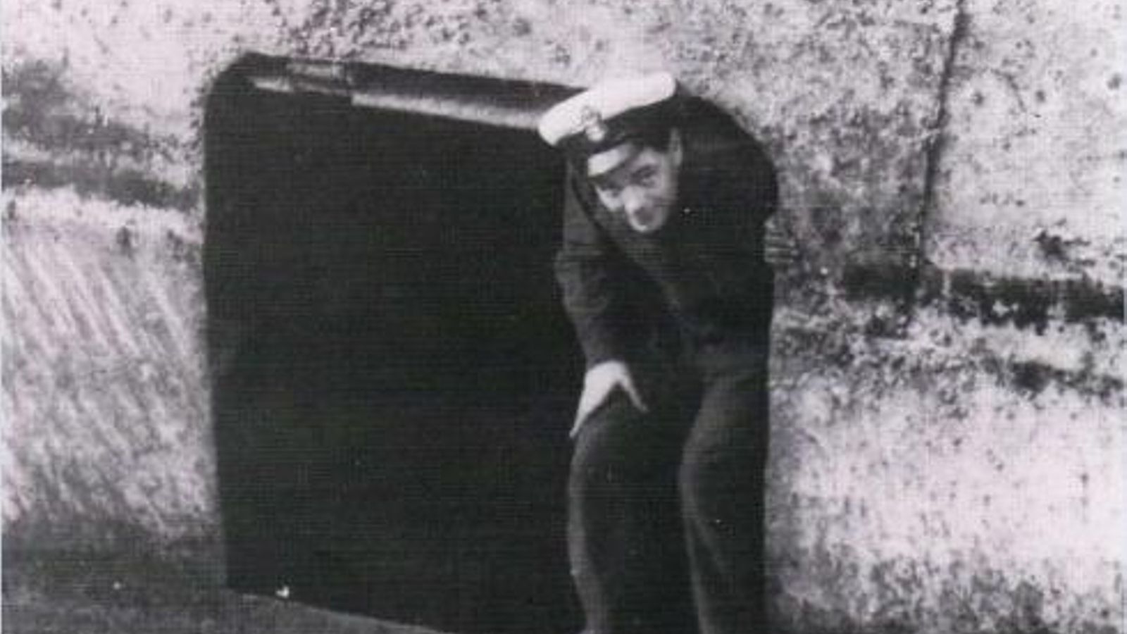 Fotografía de la apertura practicada en el costado de babor del 'Olterra' tomada durante la inspección británica del buque.