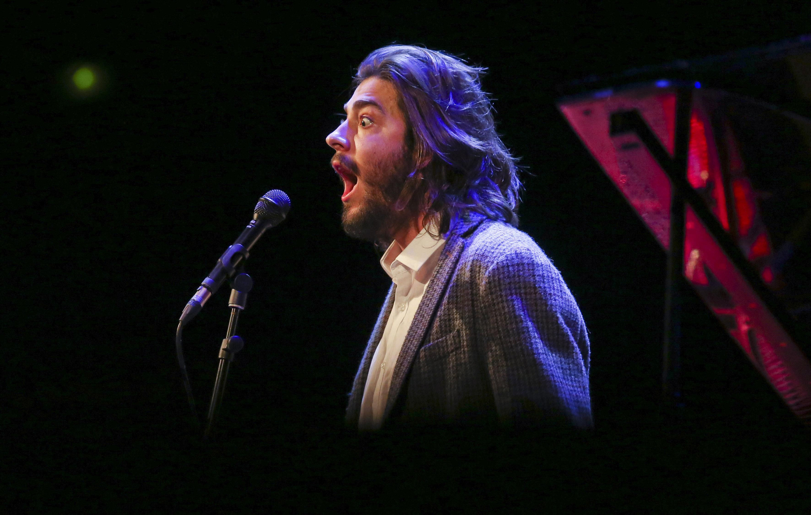 Salvador Sobral, ayer, en pleno delirio durante su concierto en el Teatro Cervantes.
