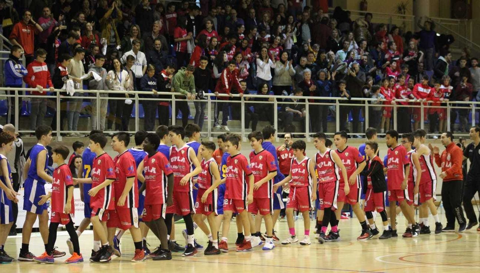 Los almerienses saludan a su rival.