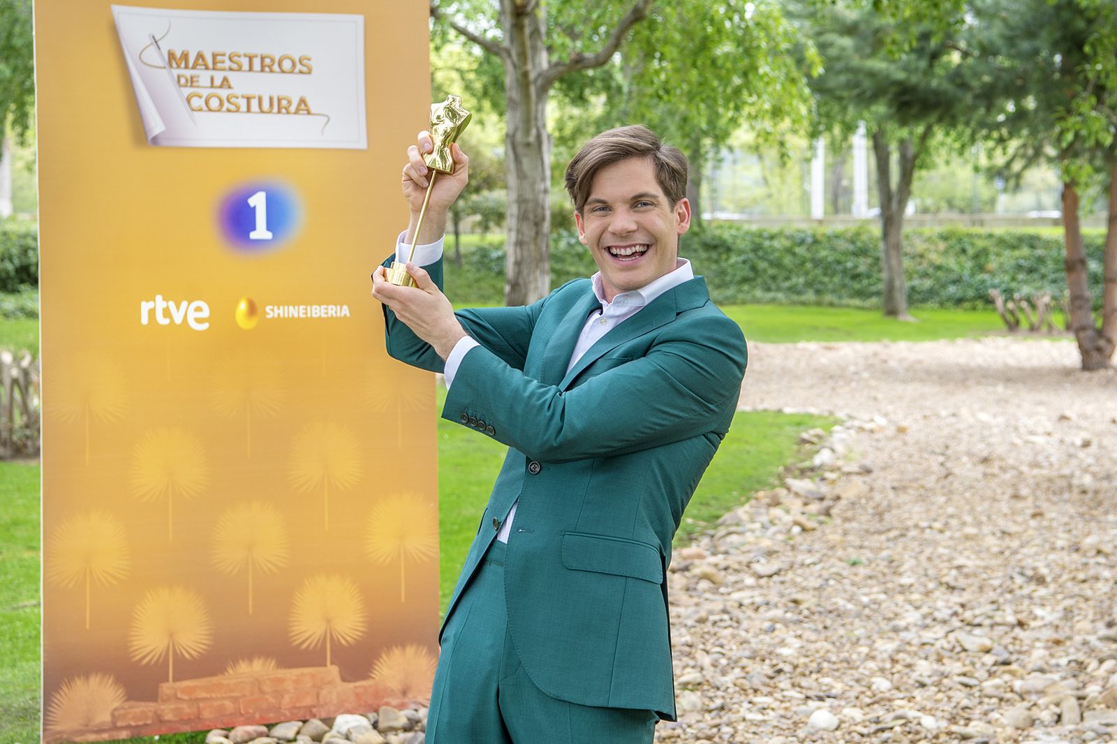 Ancor, con el maniquí dorado de su premio.