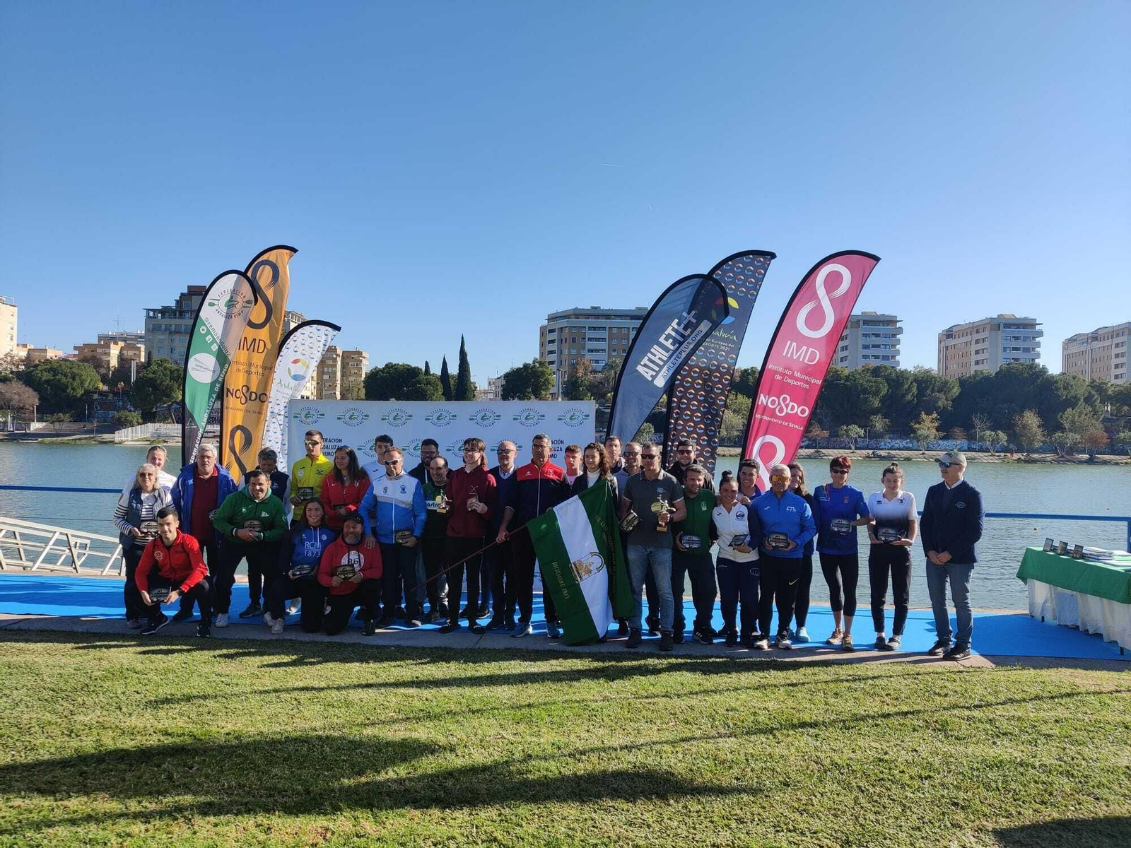 Podio del decimoséptimo Abierto internacional de Andalucía de remo celebrado en Sevilla.