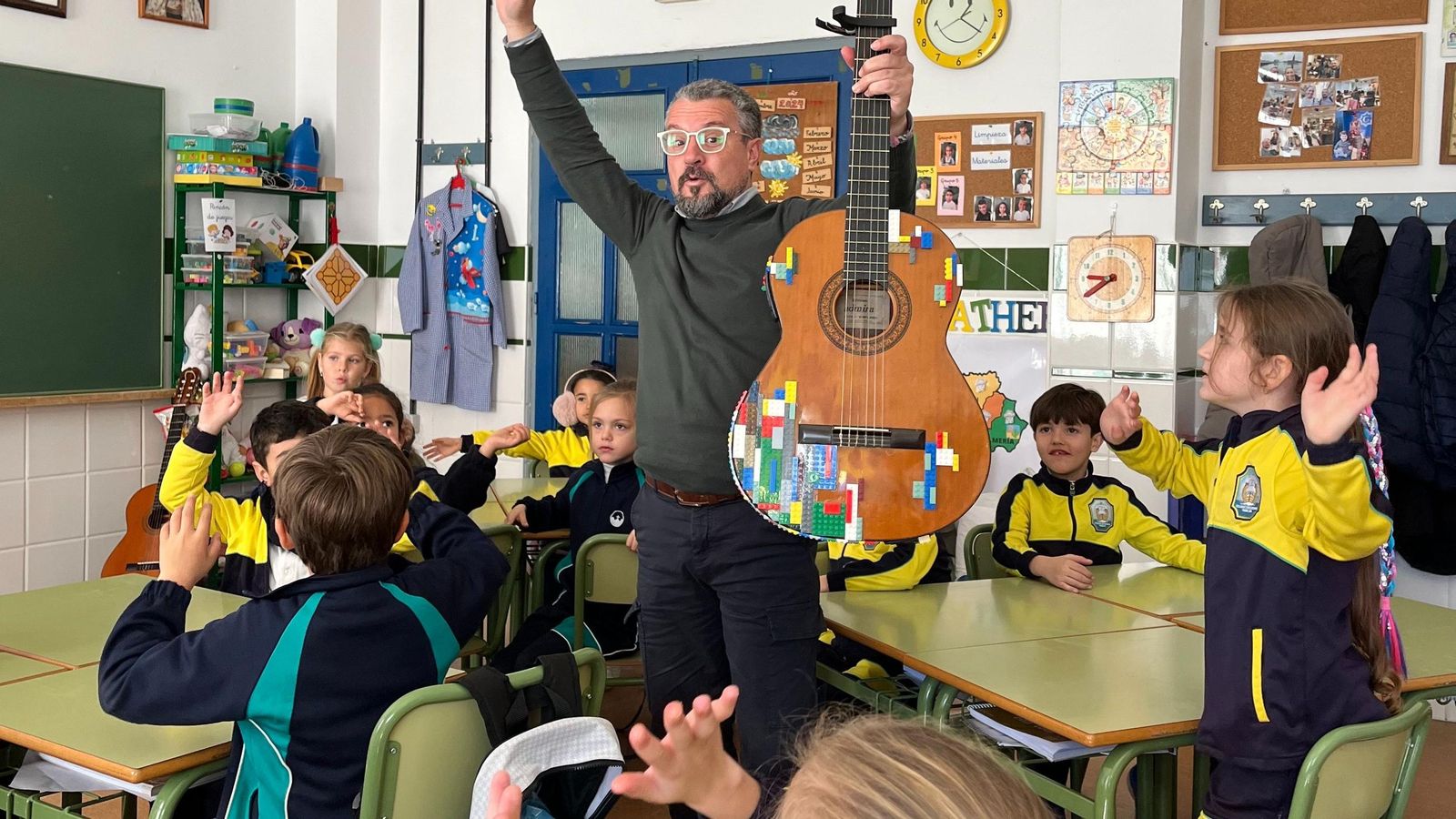 El maestro Juan González Caballero y sus alumnos.