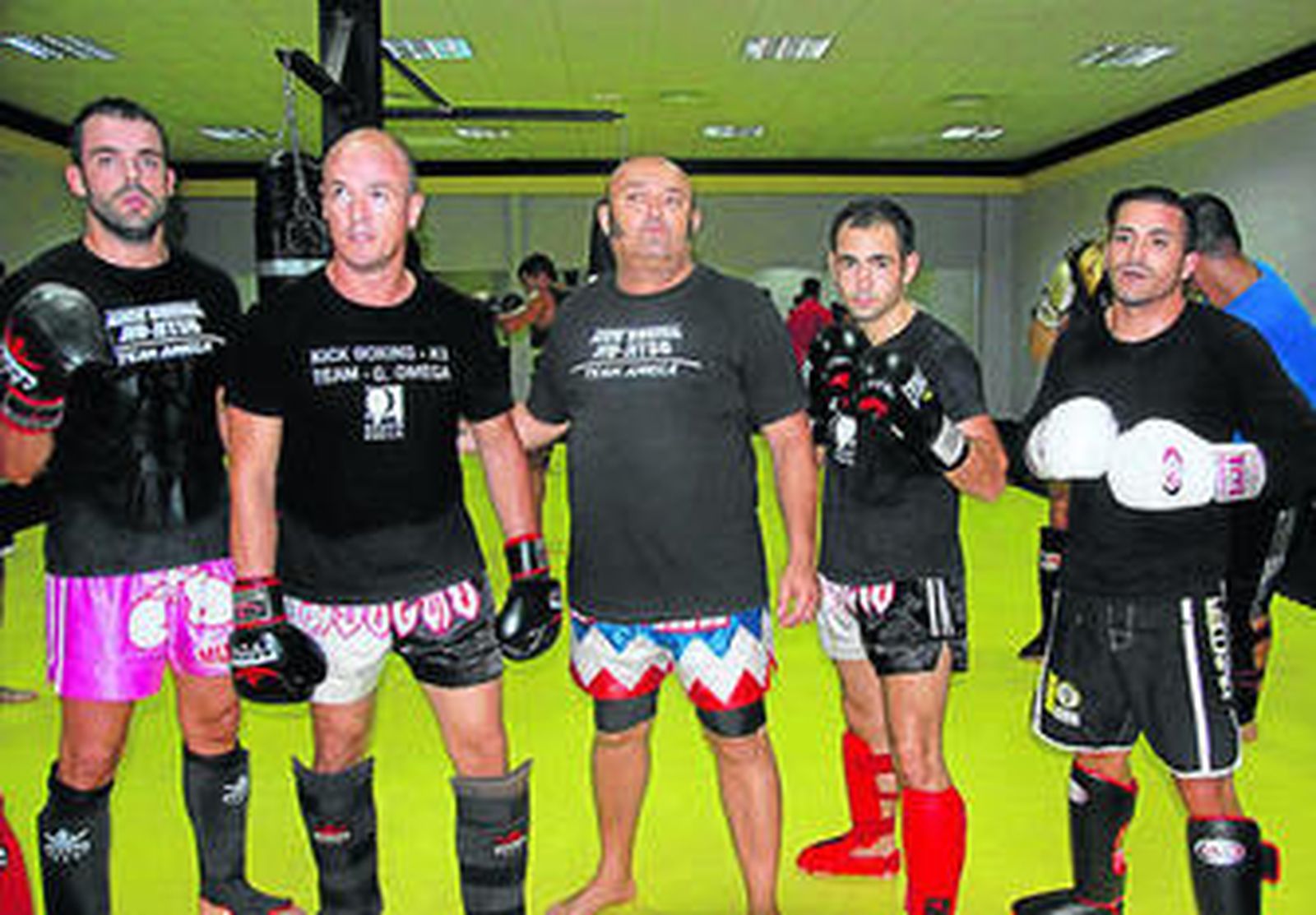 Participantes del equipo Omega-Los Inmortales junto a Antonio Álvarez.