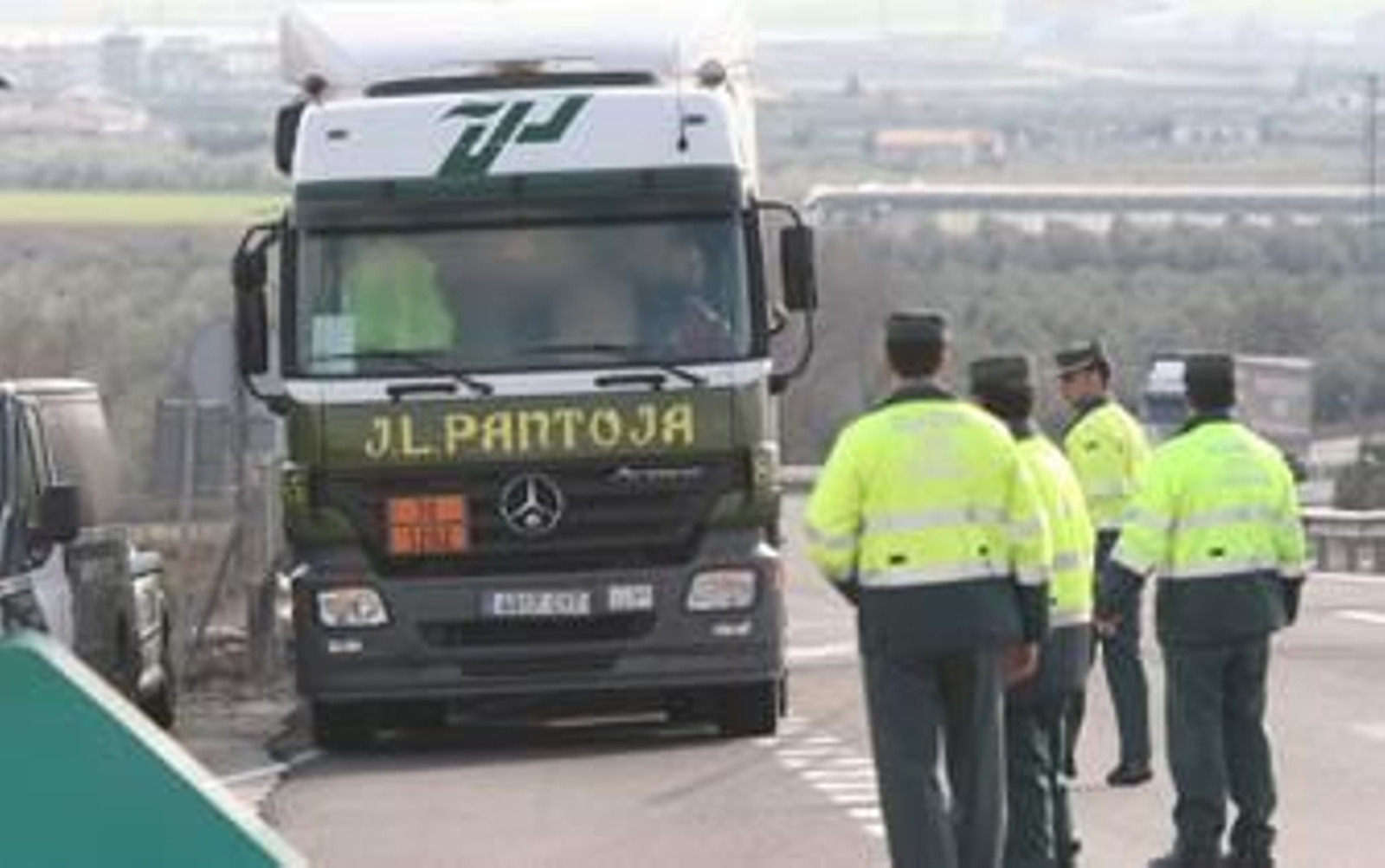 La Guardia Civil para a un camionero en un control./Miguel A. Salas La Guardia Civil para a un camionero en un control./Miguel A. Salas