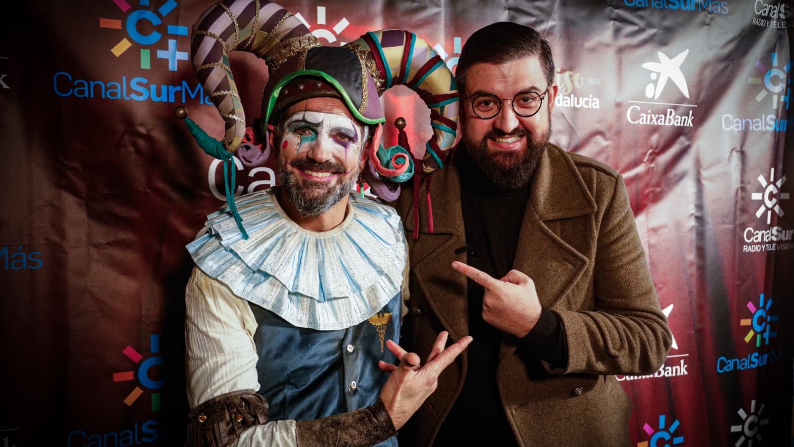 Jesús Bienvenido y Manu Sánchez tras la actuación de la comparsa