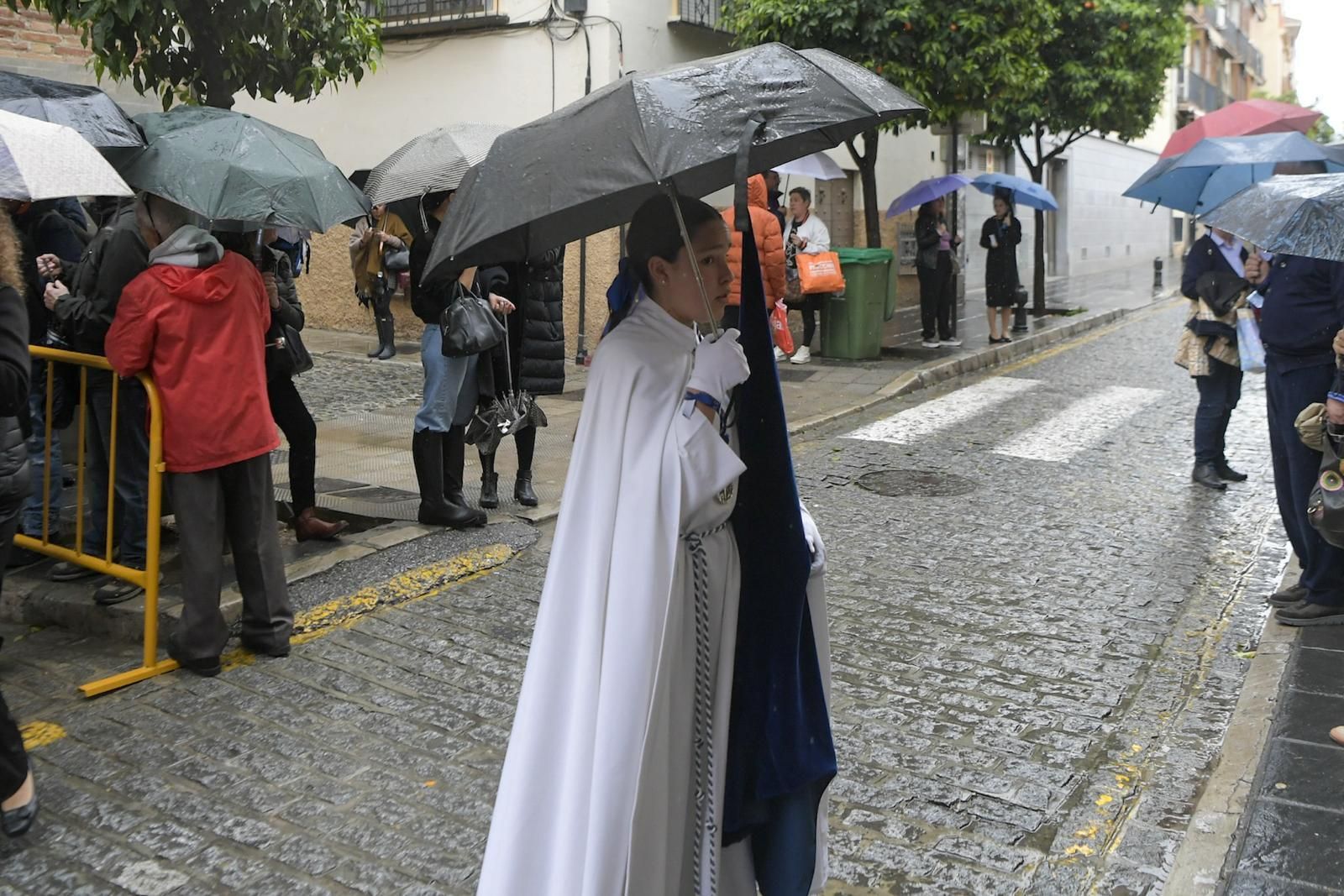 Fotos: El Huerto de los Olivos secunda la decisión de no salir ante las condiciones meteorológicas