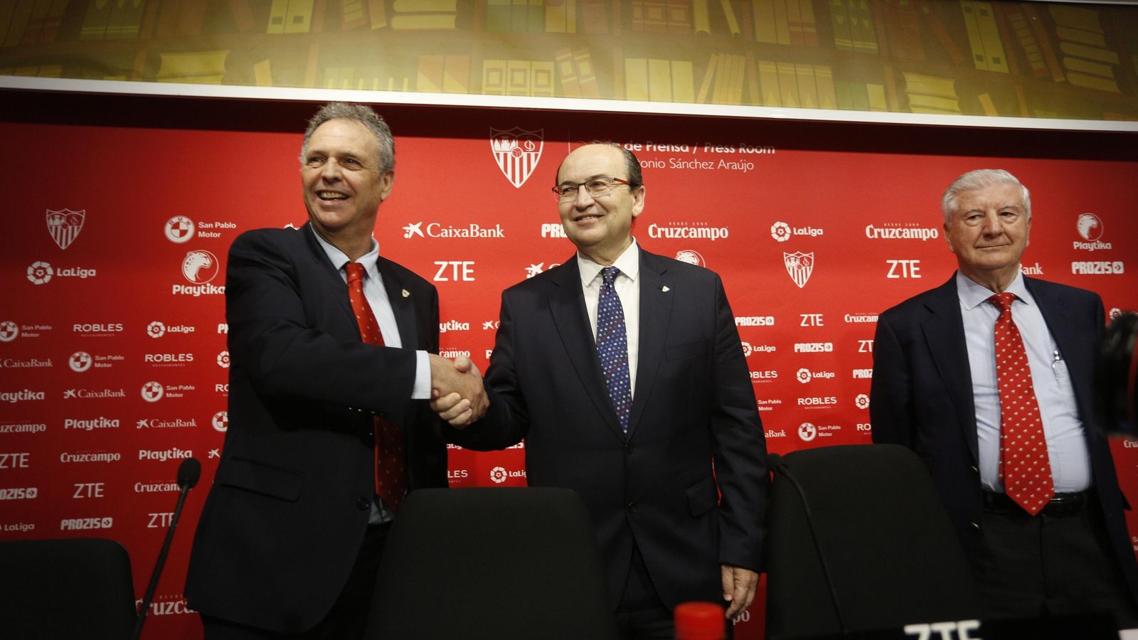 Joaquín Caparrós, sonriente, estrecha la mano a José Castro en la sala de prensa.