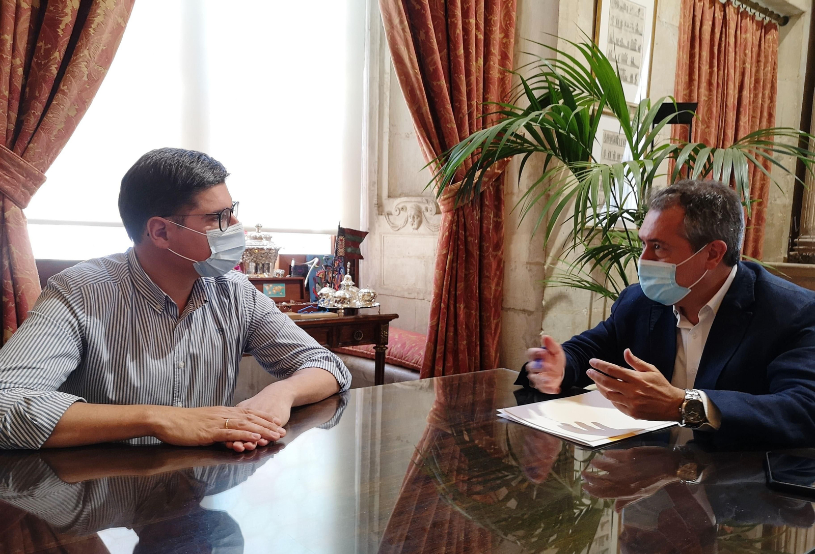 Pimentel y Espadas durante la reunión celebrada ayer en la Casa Consistorial.