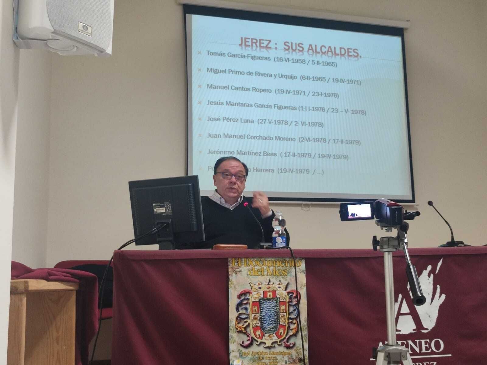 Manuel Ruiz Romero, durante su conferencia en el Ateneo de Jerez.