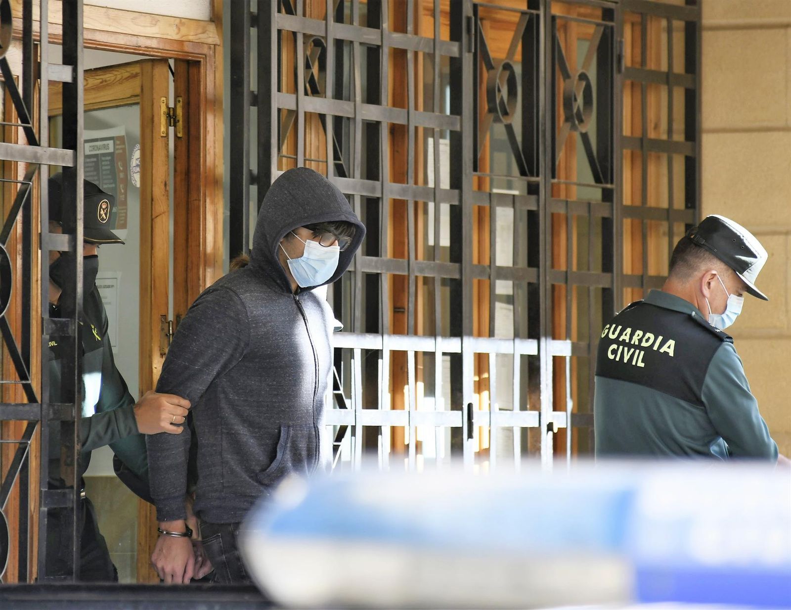 Agentes de la Guardia Civil acompañan al asesino confeso de una niña en Alcalá la Real (Jaén)