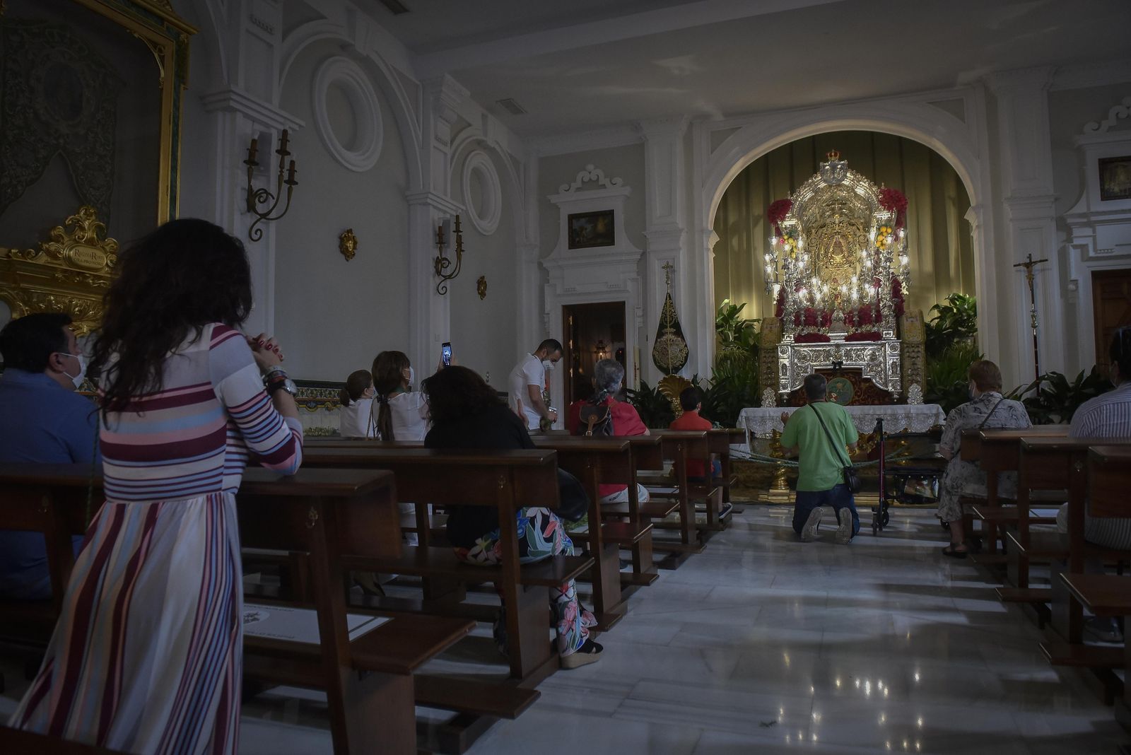 El interior de la capilla del Rocío de Triana, en la mañana en la que salen las carretas.