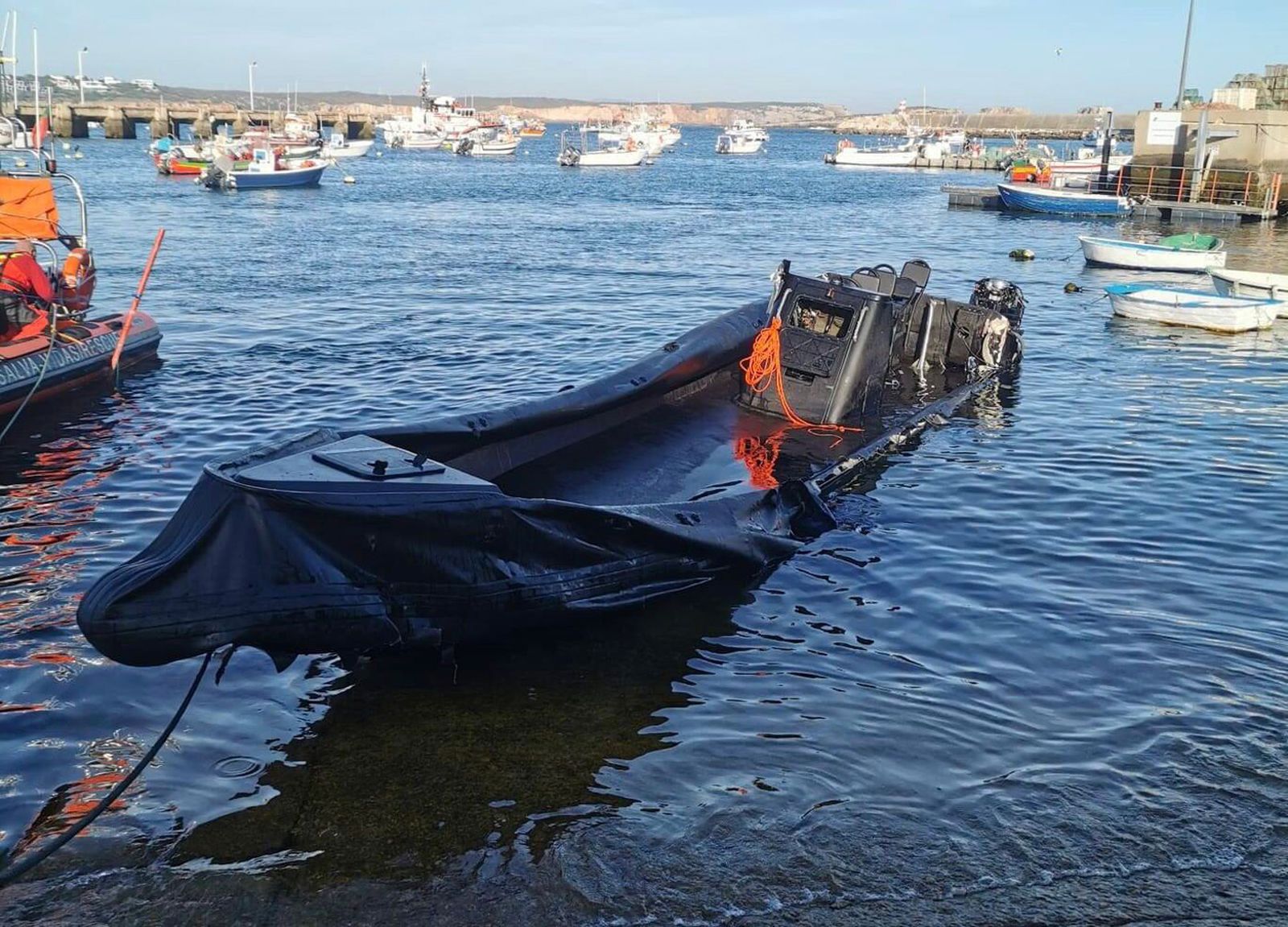 Hallan una nueva 'narcolancha' encallada en las costas del Algarve
