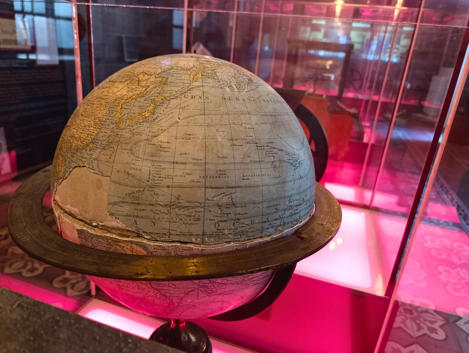 Globo terráqueo histórico empleado en las clases, símbolo de la educación humanista y del conocimiento del mundo en la época de Machado.