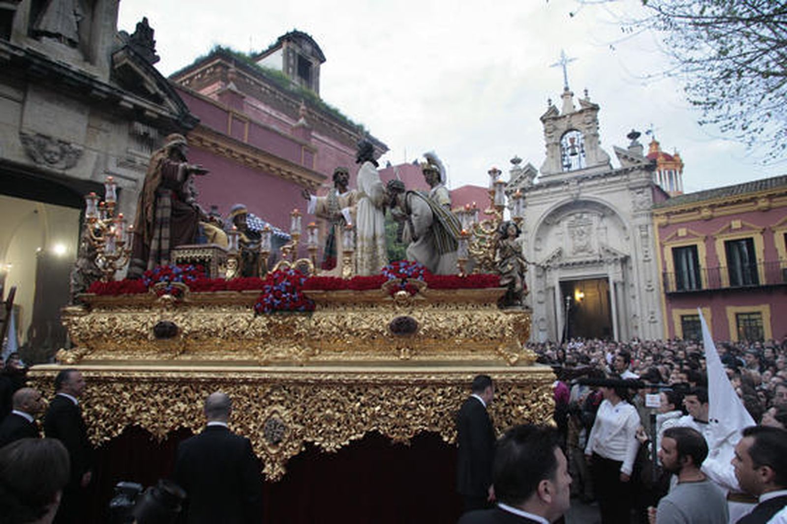 Nuestro Padre Jesús ante Anás y María Santísima del Dulce Nombre salen de San Lorenzo para realizar su Estación de Penitencia. 

Foto: Juan Carlos Muñoz