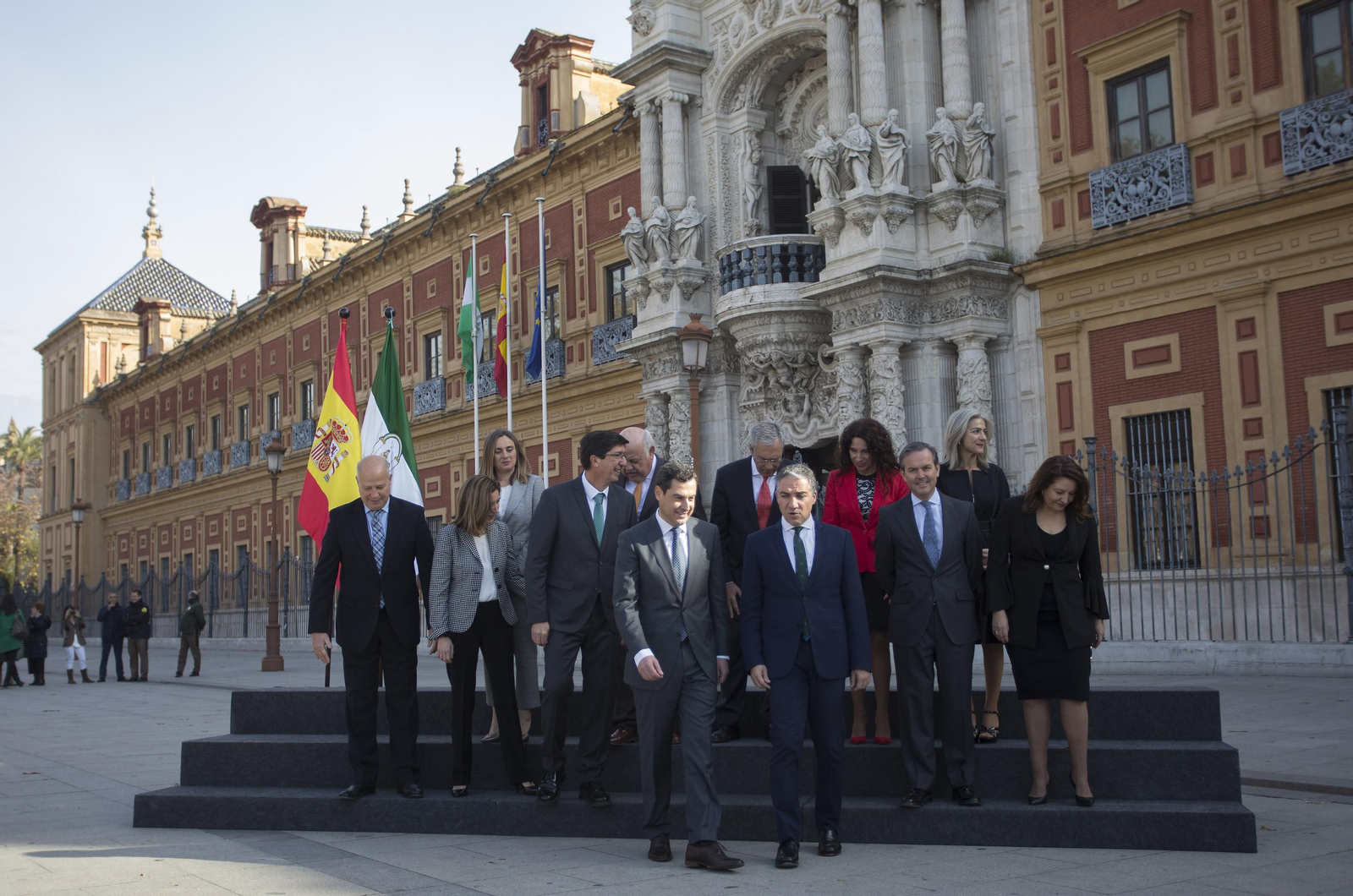Foto de familia de los nuevos consejeros con el presidente.