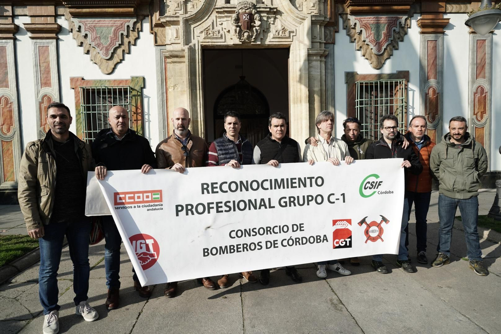 Concentración a las puertas de la Diputación de Córdoba.