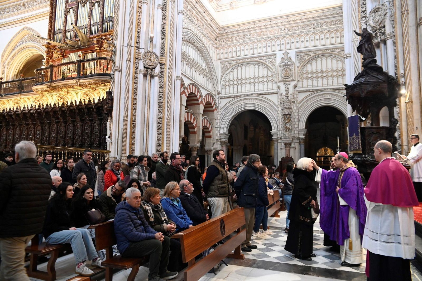 El Miércoles de Ceniza en la Catedral de Córdoba, en imágenes