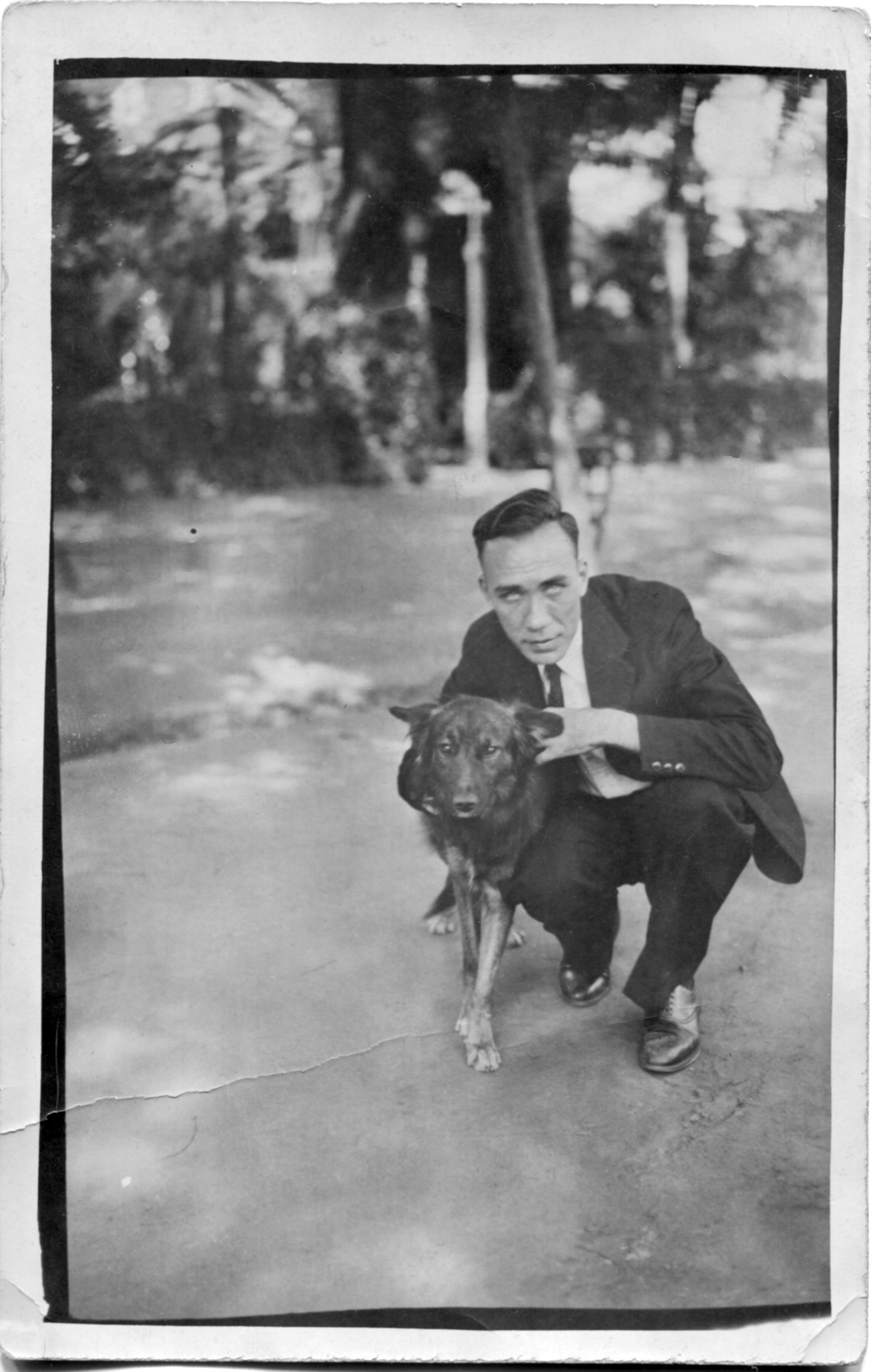 Una impactante fotografía de Juan Sierra con un perro.