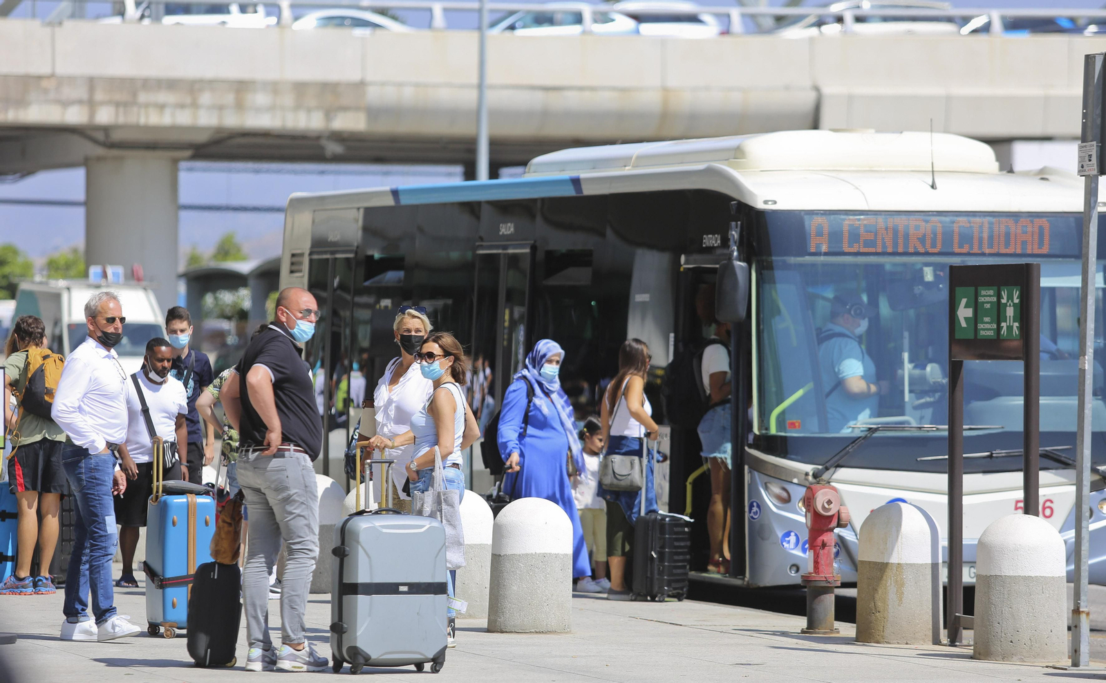 La llegada de los turistas al aeropuerto de Málaga, en fotos