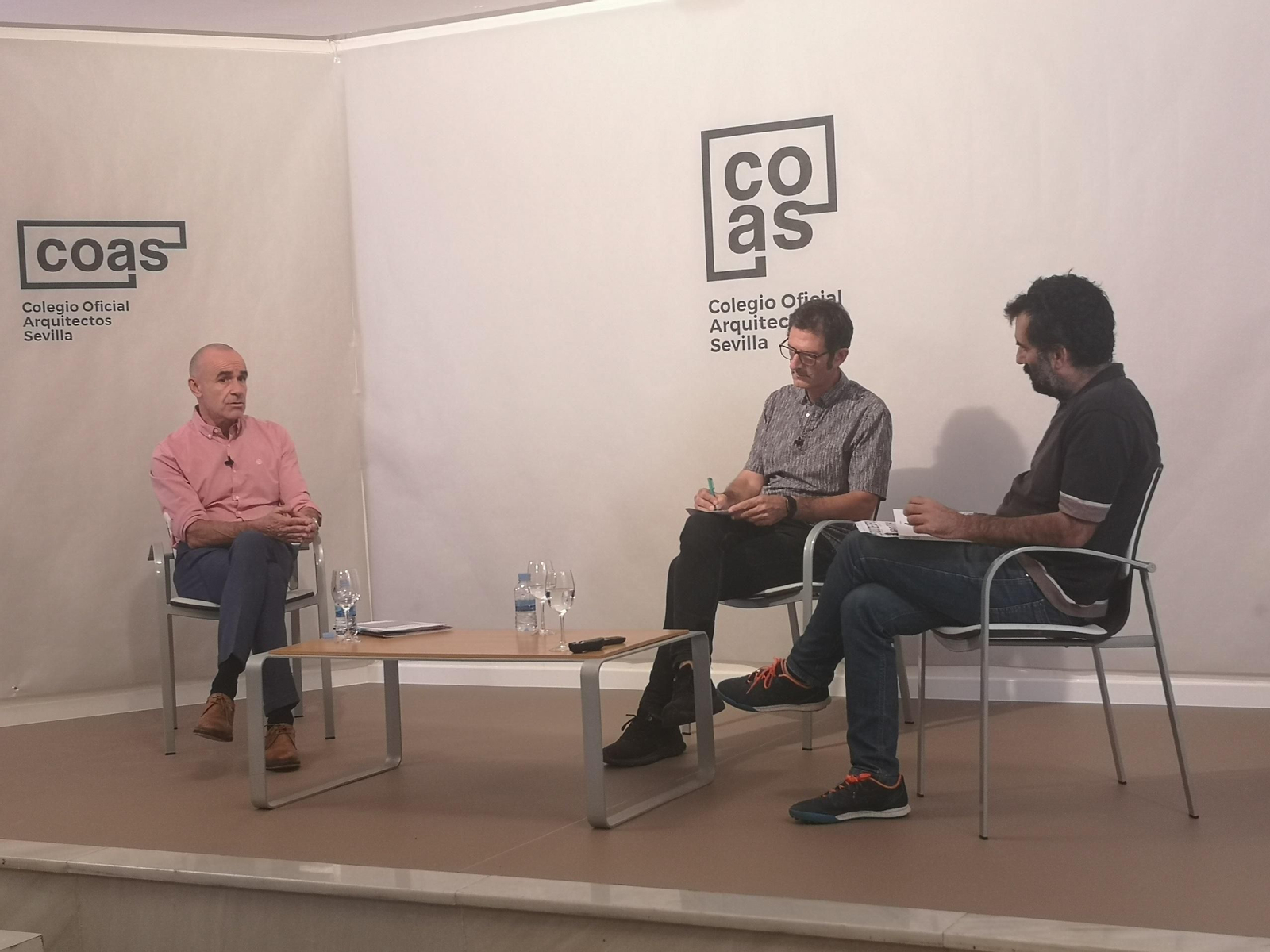 Muñoz participa en un debate junto a los arquitectos Ramón Pico y Jaime Gastalver.