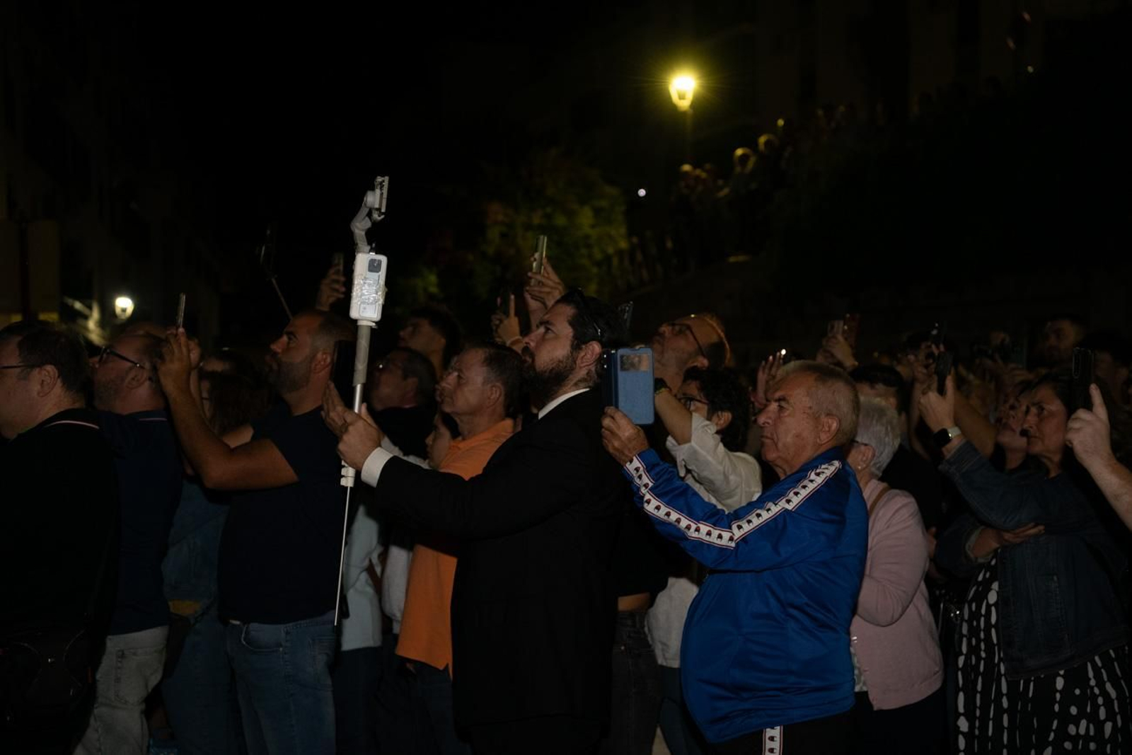 Una marea de devoción inunda Jaén al paso de la Magna, en imágenes