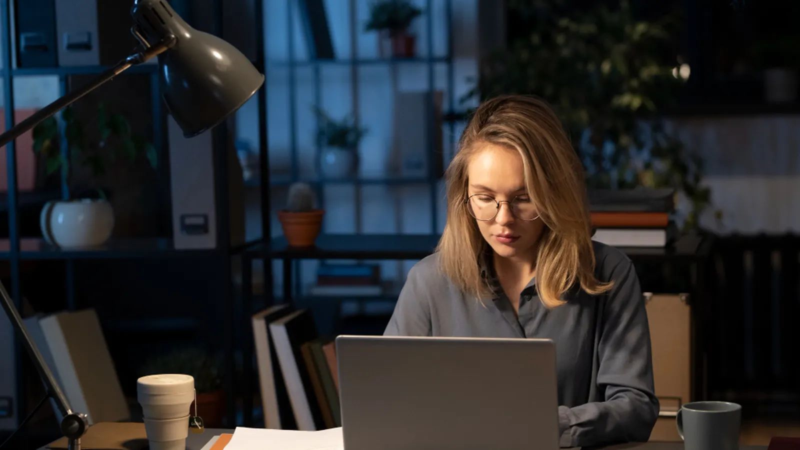 Mujer trabajando de noche