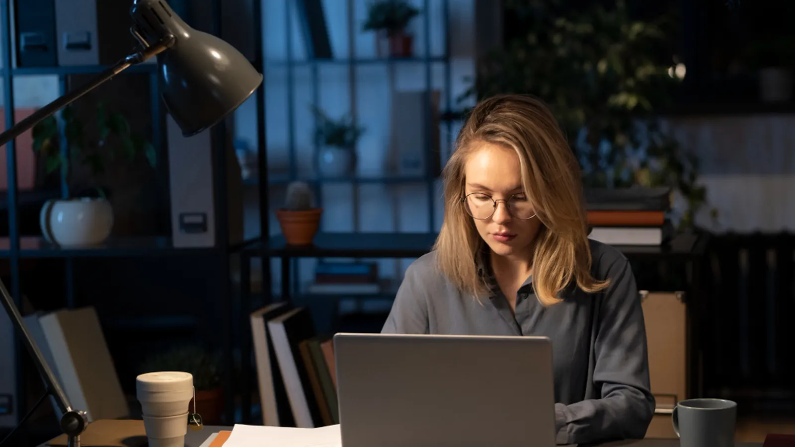 Mujer trabajando de noche