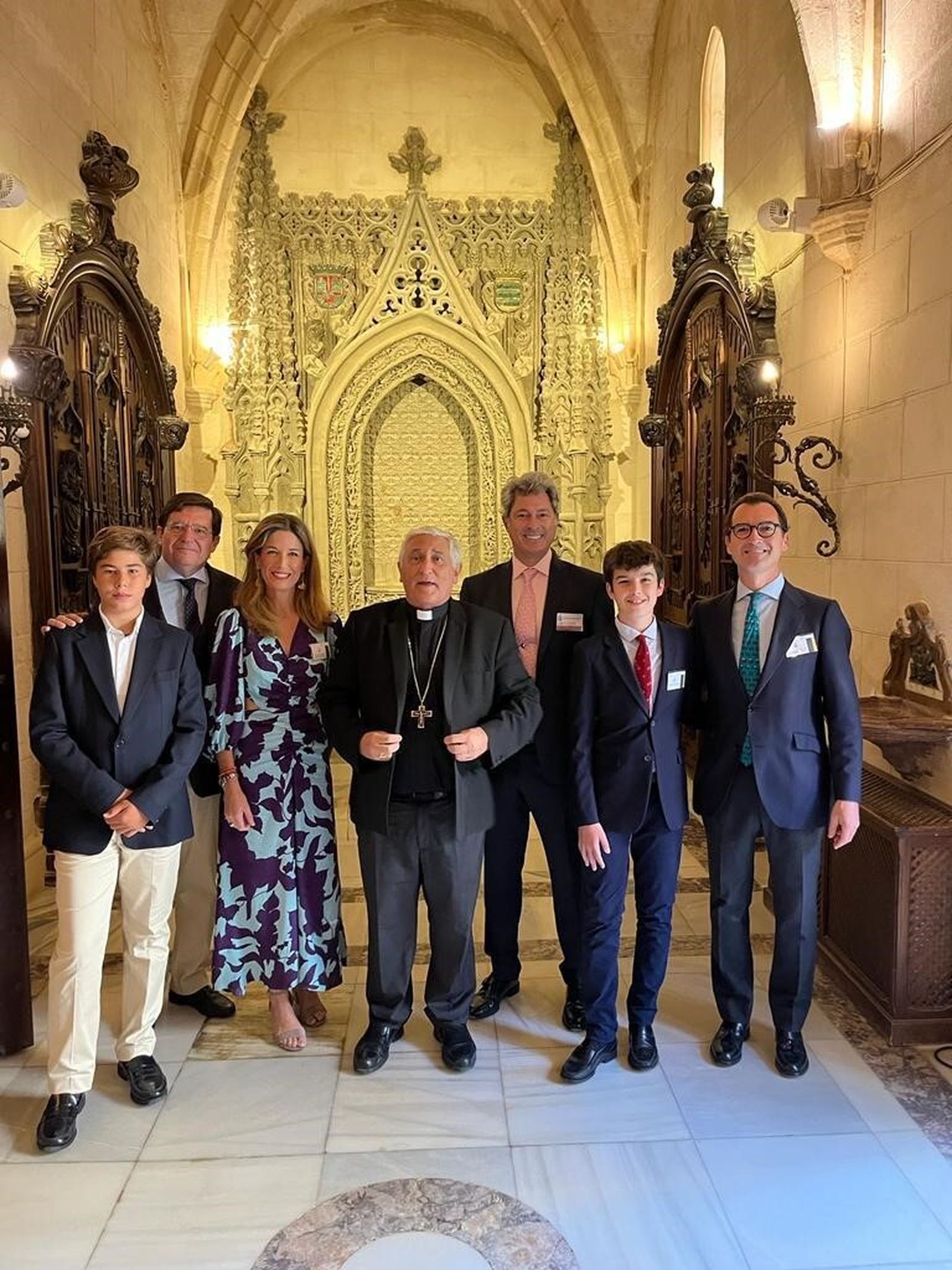 Álvaro Cervera, Enrique García Máiquez, Leonor Caballero, el obispo don Rafael Zornoza, Adolfo Serrano y Guillermo Cervera con su hijo Guillermo.