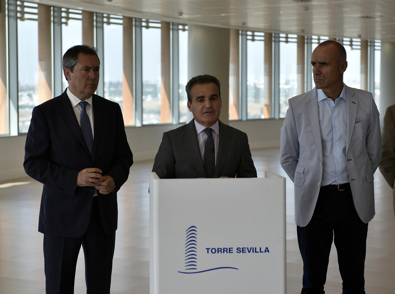 Juan Espadas y Antonio Muñoz junto al delegado territorial de Caixabank en Andalucía Occidental.
