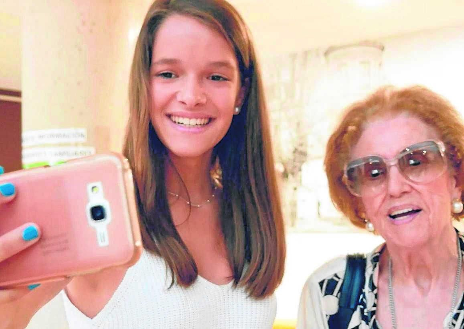 La conexión entre los nuevos abuelos y nietos es máxima tras muchas horas de compañía.