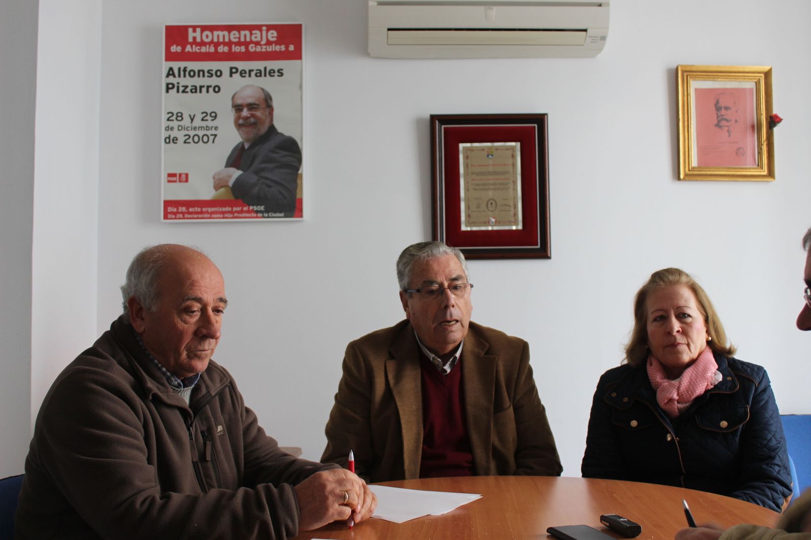 Los tres militantes, en la Casa del Pueblo de Alcalá.