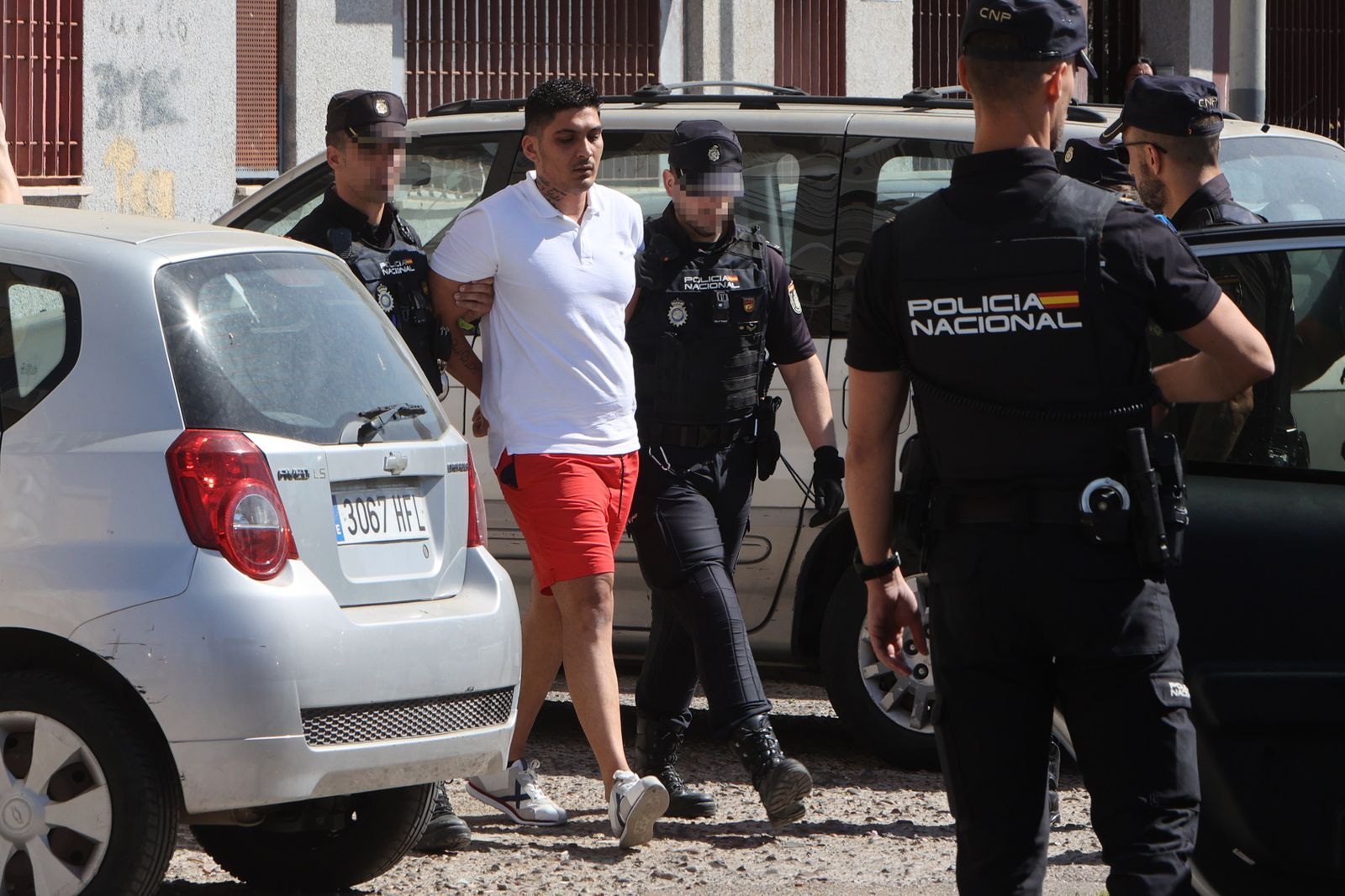 Agentes de la Policía Nacional se llevan detenido al hombre que ha permanecido atrincherado con una escopeta en una casa de las Tres Mil Viviendas.