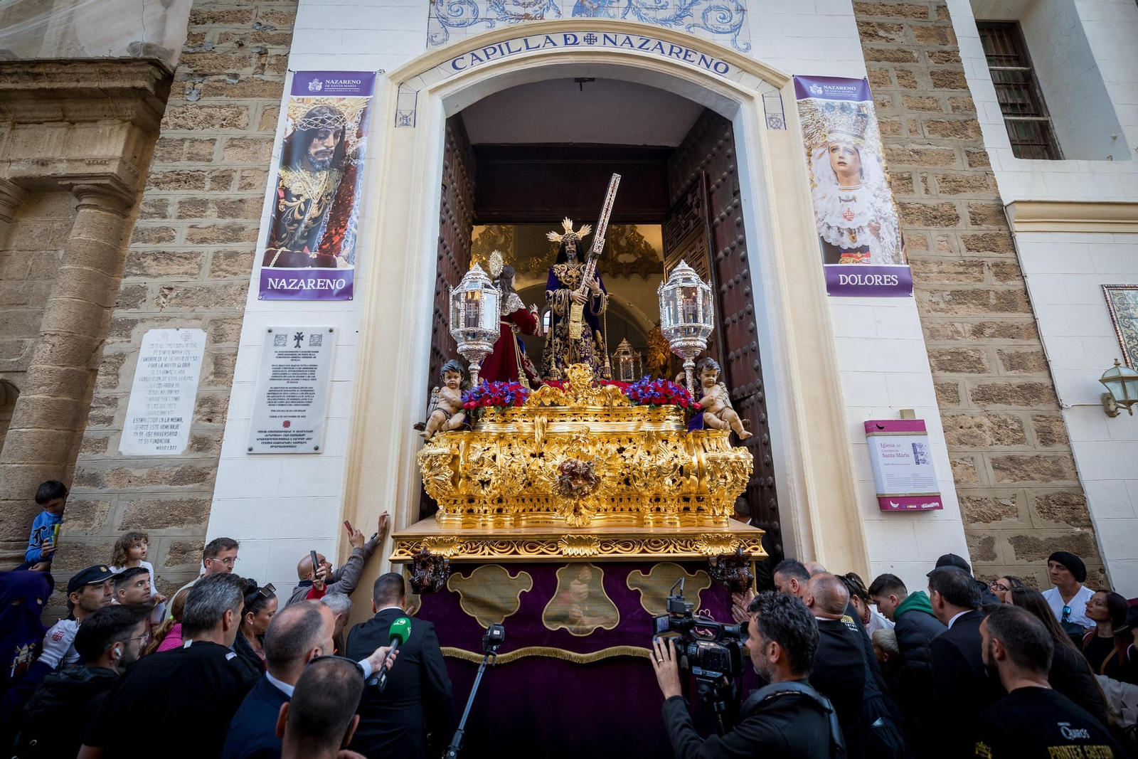 Imágenes de la salida del Nazareno en la Semana Santa de Cádiz 2025