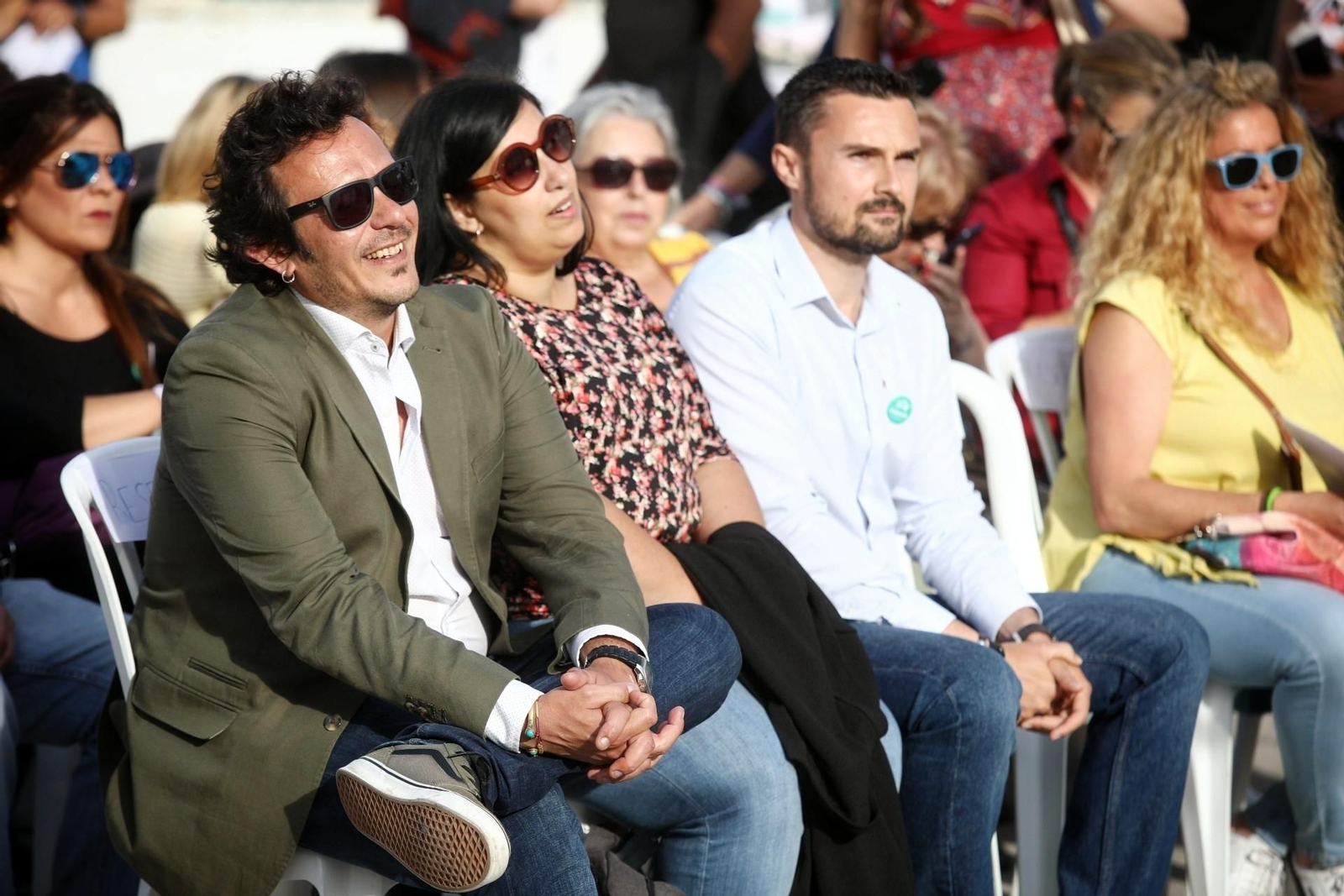 El candidato de Adelante Cádiz, José María González, escucha una de las intervenciones en el acto de cierre de campaña.