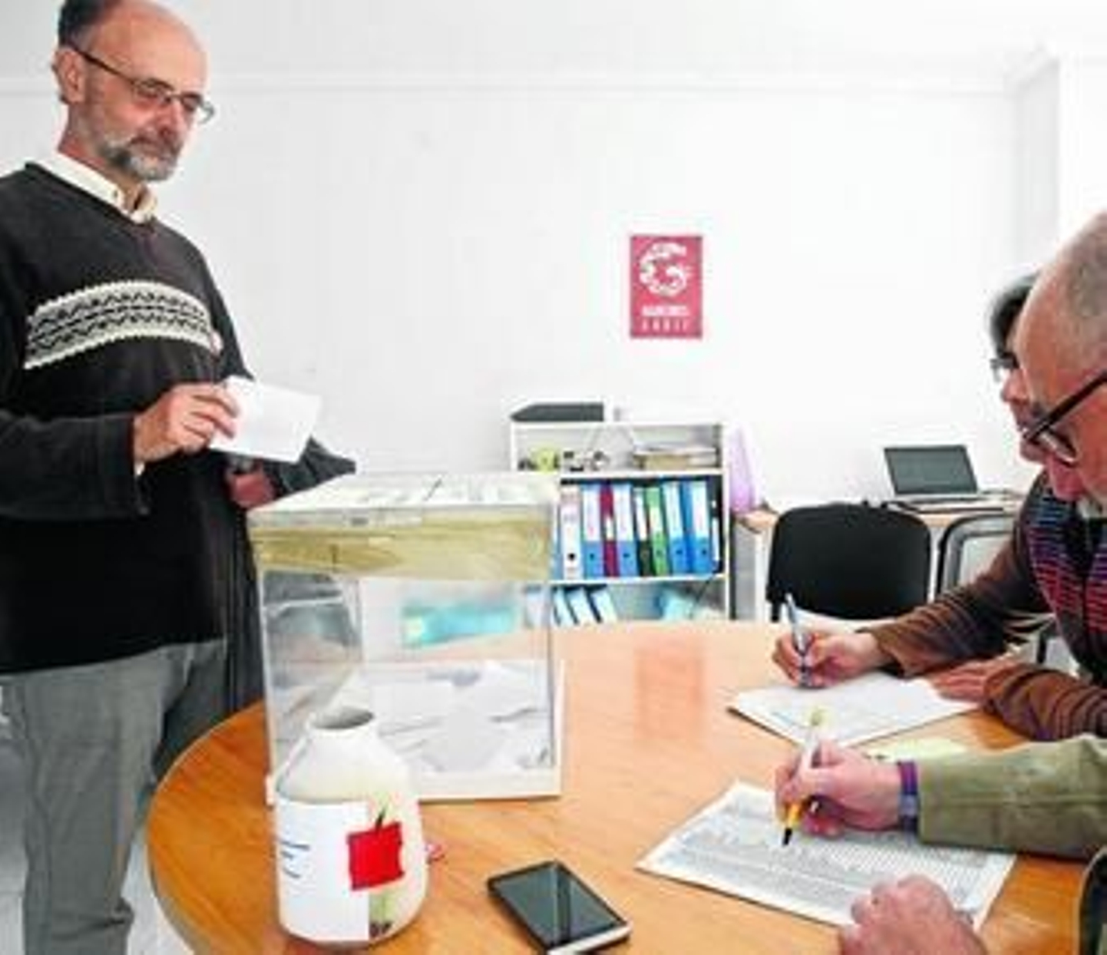 Daniel López Marijuán vota en las primarias de Ganemos.