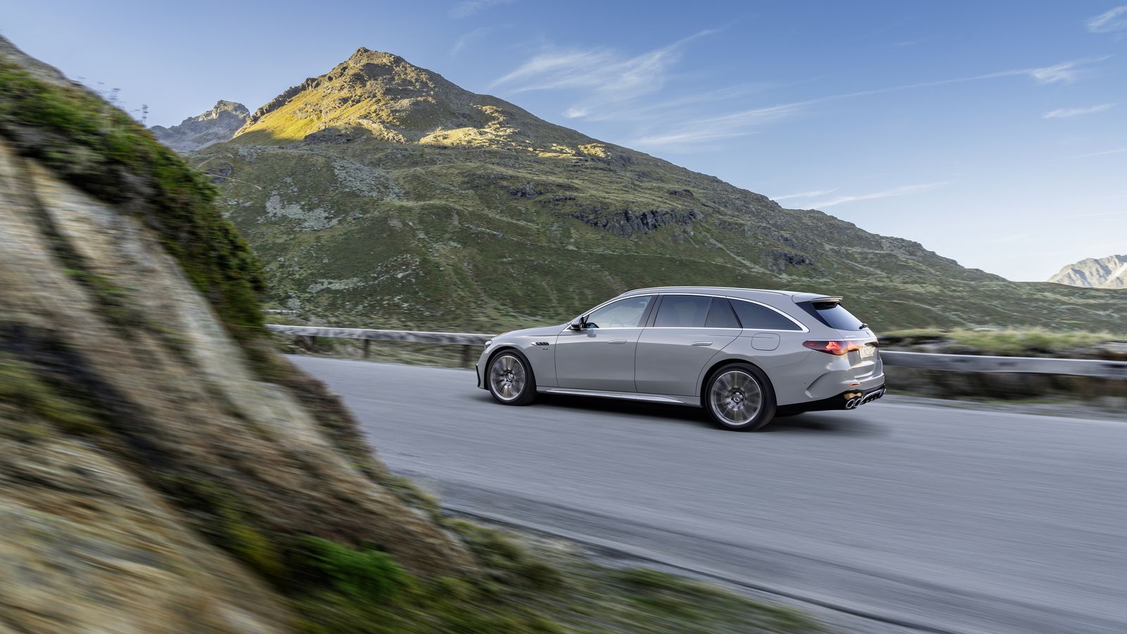 El E 53 Hybrid 4Matic+ está disponible tanto en carrocería de cuatro puertas como familiar, sin que por ahora Mercedes haya proporcionado sus precios.